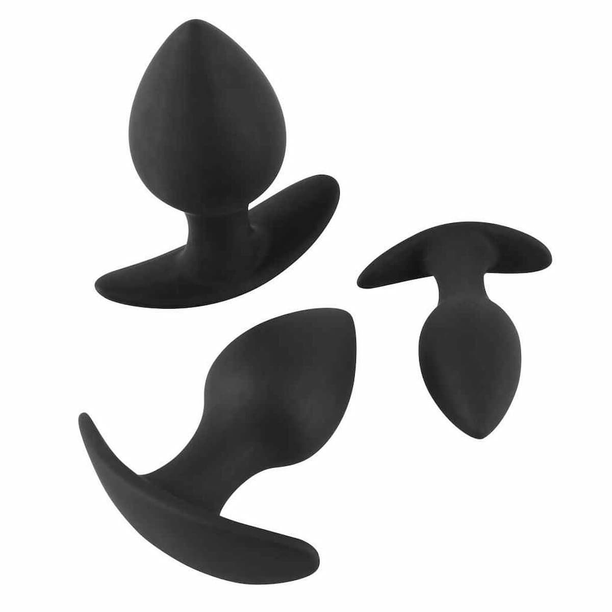 Drei schwarze Analdildos in verschiedenen Größen vor weißem Hintergrund.