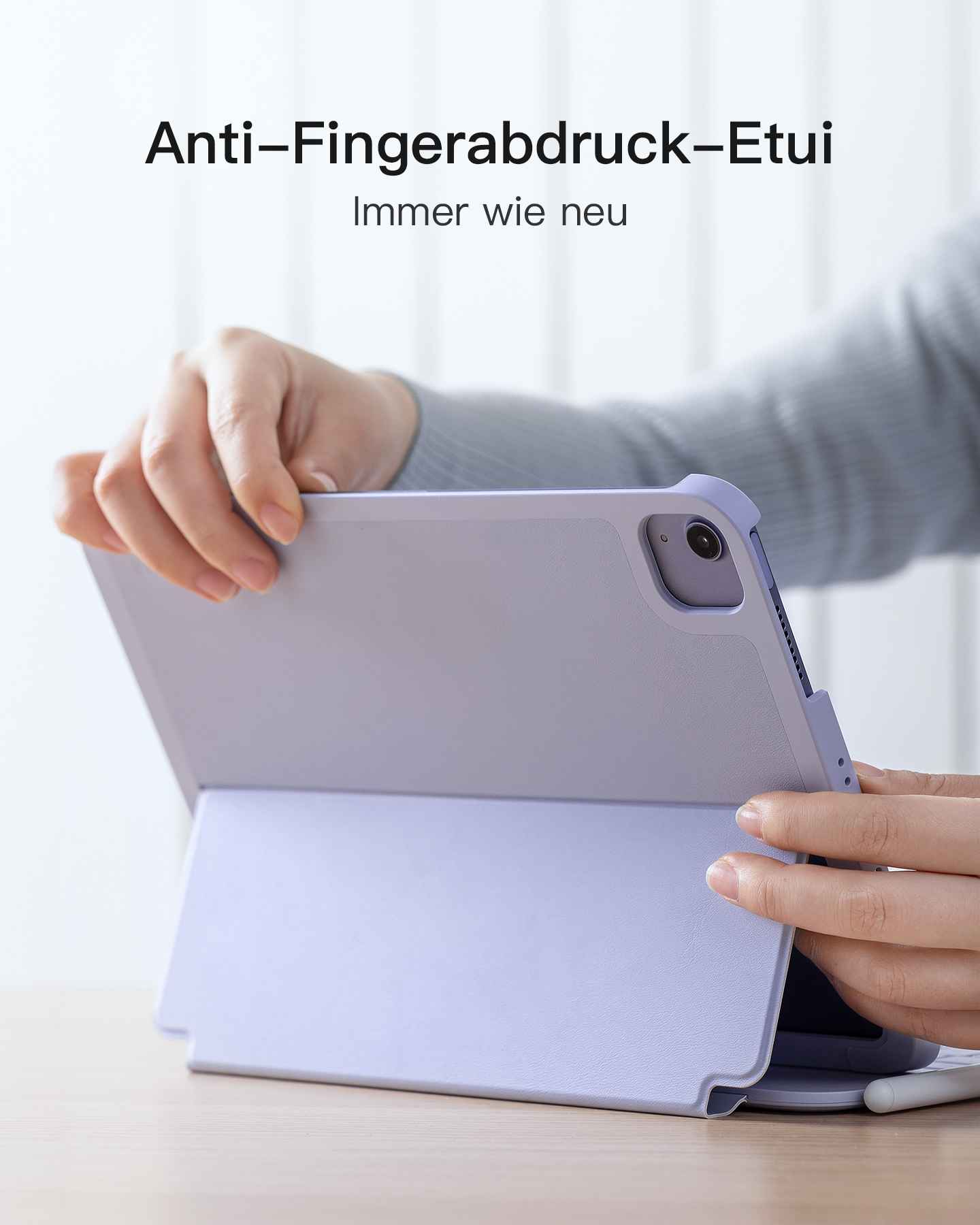 Eine Person hält eine lavendelfarbene Tablethülle. Text: Anti-Fingerabdruck-Etui, Immer wie neu.