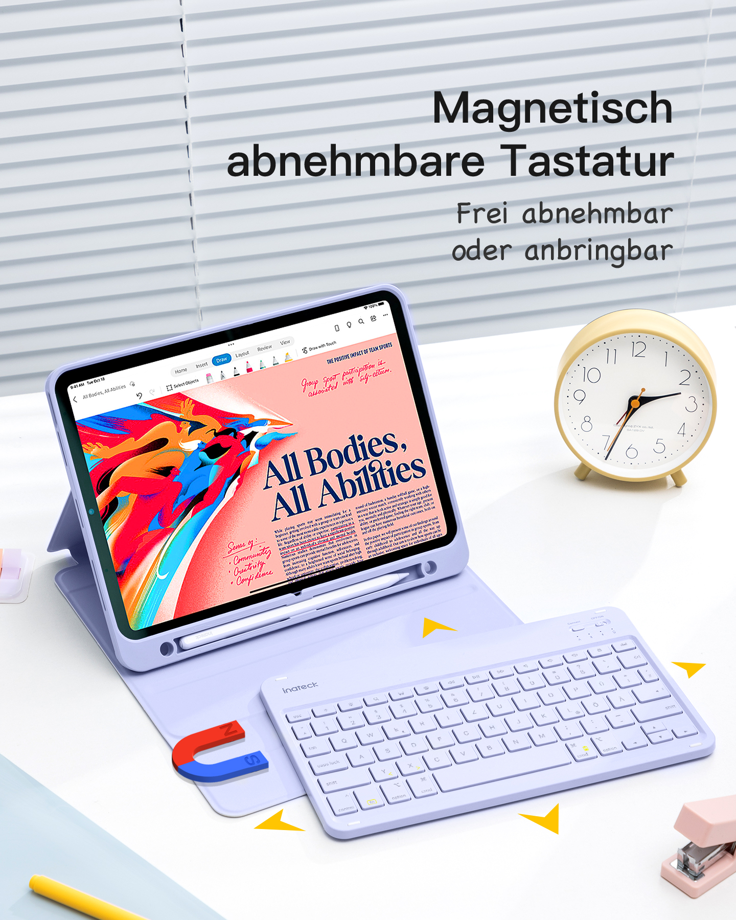 Tablet mit Tastatur und Uhr. Lila Hülle, Tastatur und Stift. Text auf dem Tablet.