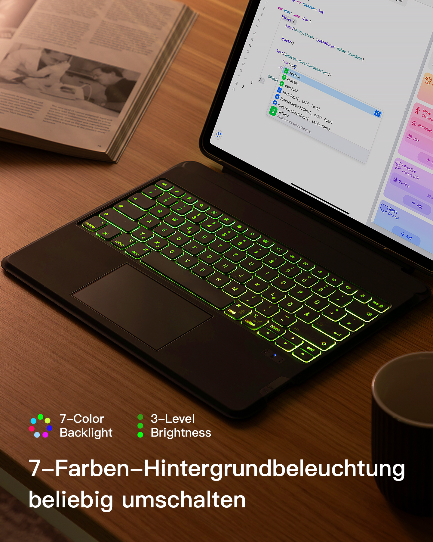 Eine schwarze Tastatur mit grüner Hintergrundbeleuchtung. Der Bildschirm zeigt Code. Eine Kaffeetasse ist daneben.