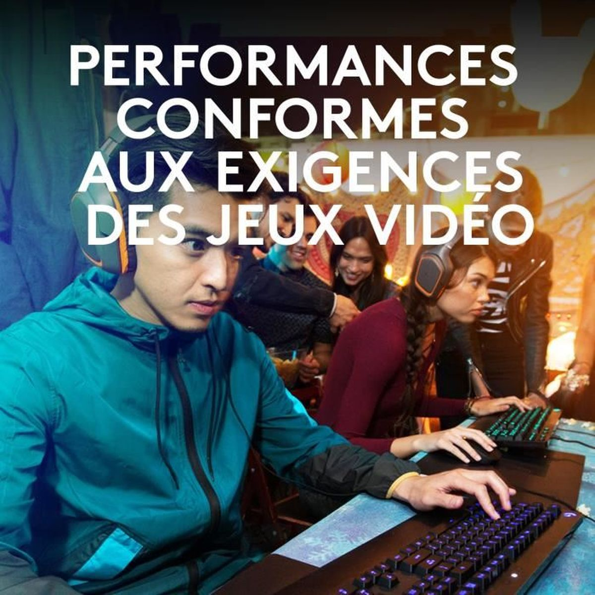 Ludzie grający w gry z zestawami słuchawkowymi, tekst: Wydajność zgodna z wymaganiami gier wideo.