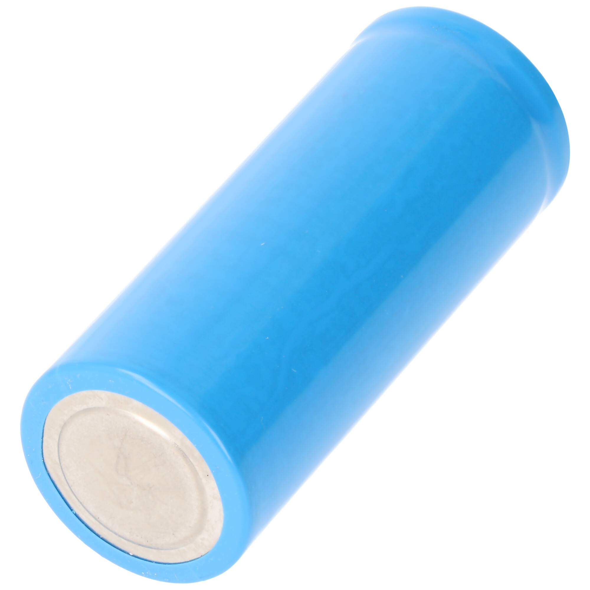 Eine blaue Batteriezelle, zylindrisch, mit silbernen Enden, isoliert auf weißem Hintergrund.