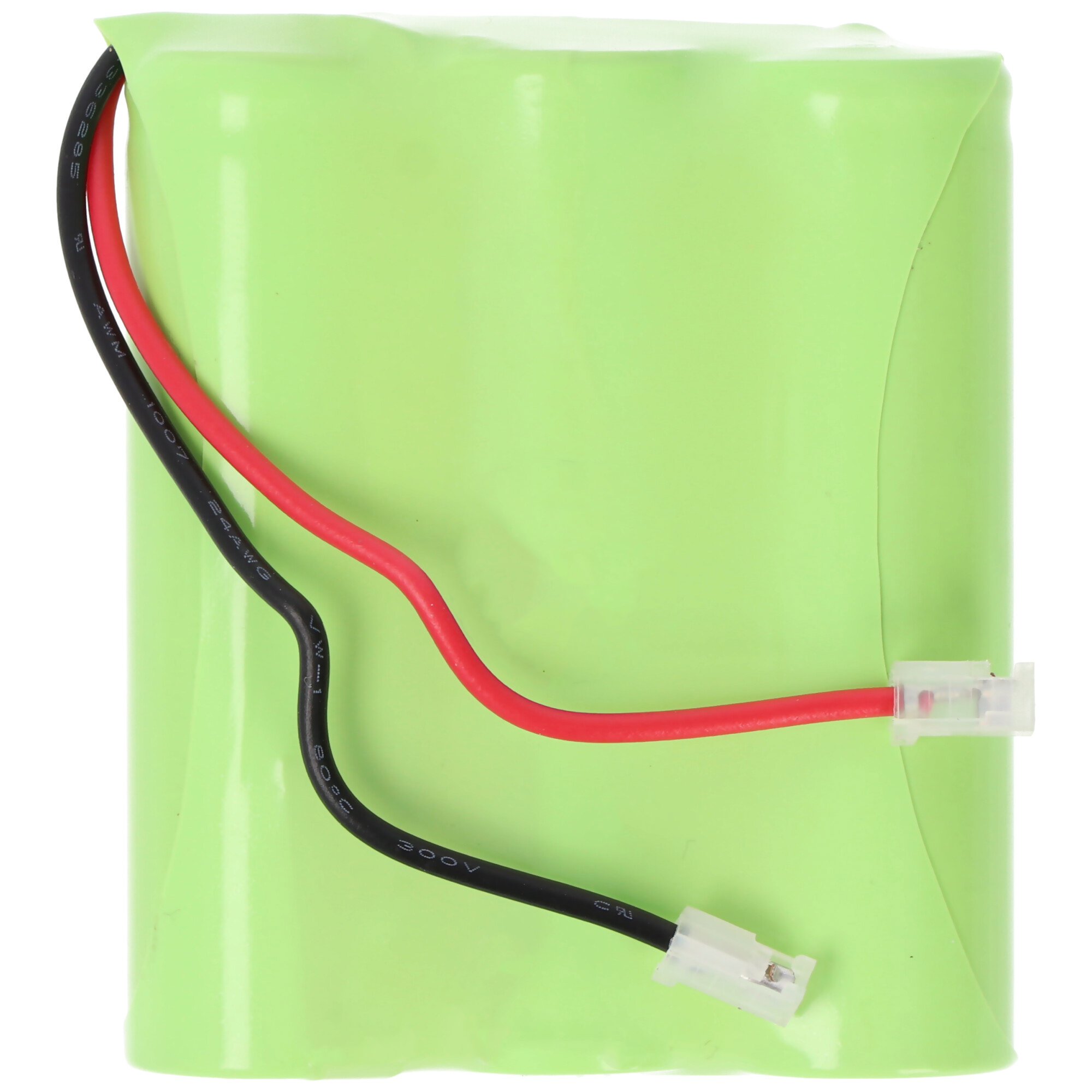 Grüne zylindrische Batterie mit roten und schwarzen Drähten, weiße Stecker, isoliert auf weißem Hintergrund.