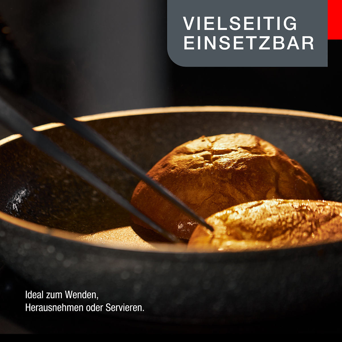 Pfanne mit zwei Brötchen, die gewendet werden. Text: Ideal zum Wenden, Herausnehmen oder Servieren.