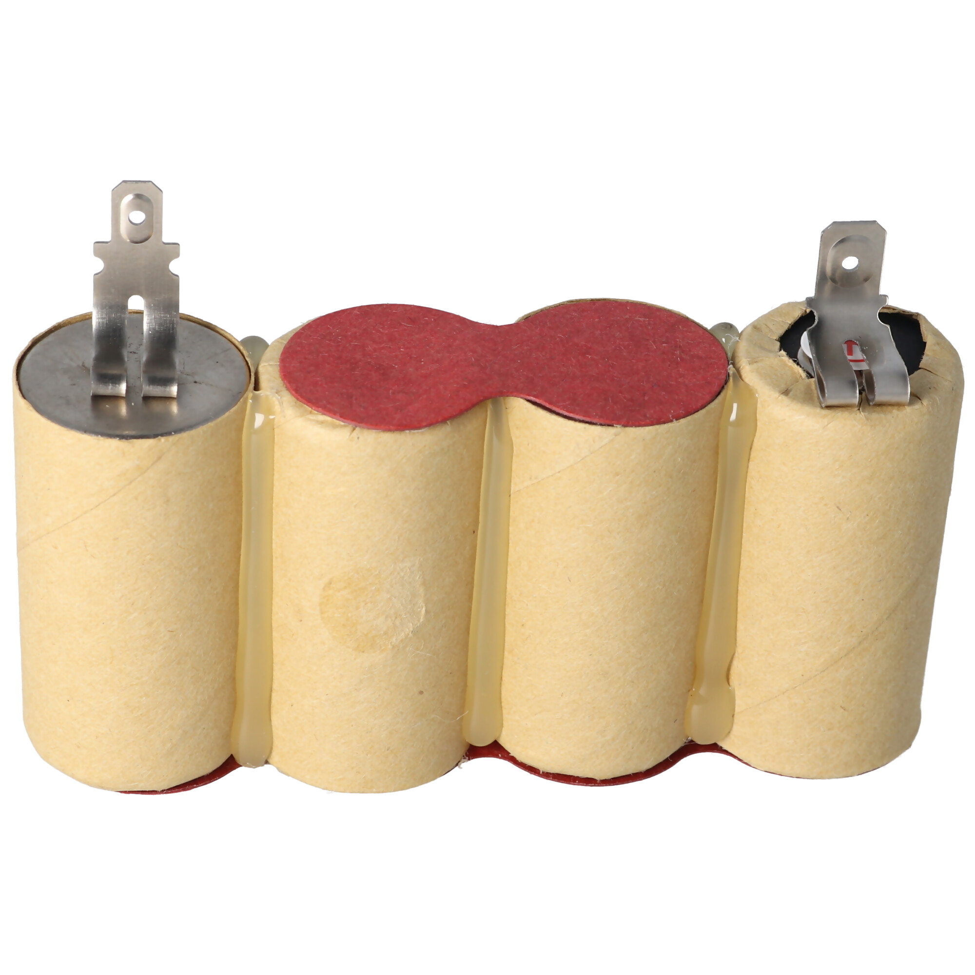 Vier zylindrische Batterien in einer Reihe mit Metalllaschen. Sie sind in beigefarbenes Papier gewickelt.