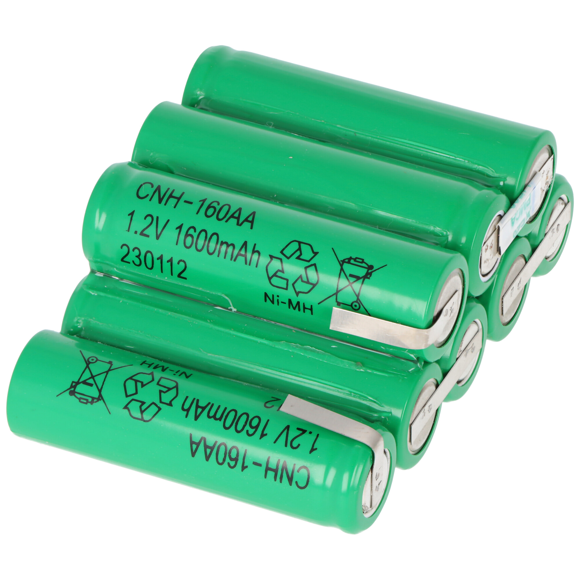 Sieben grüne Batterien mit Etiketten sind gestapelt. Weißer Hintergrund.