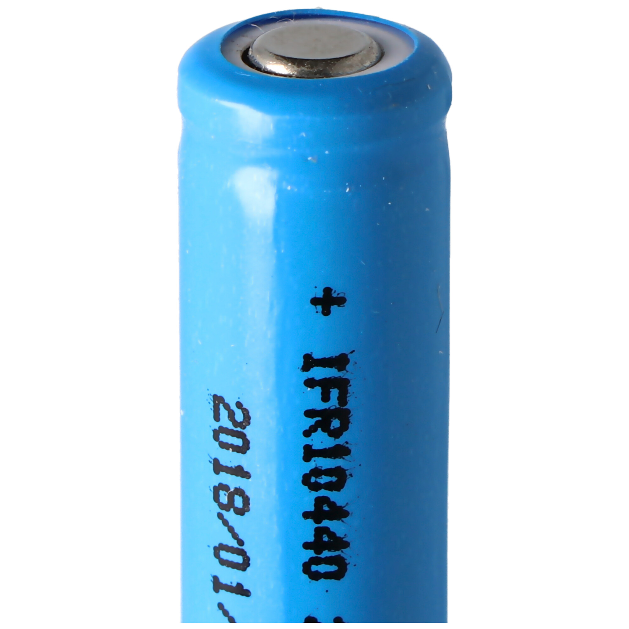 Nahaufnahme einer blauen Batterie. Sie hat Text und eine Metalloberseite.