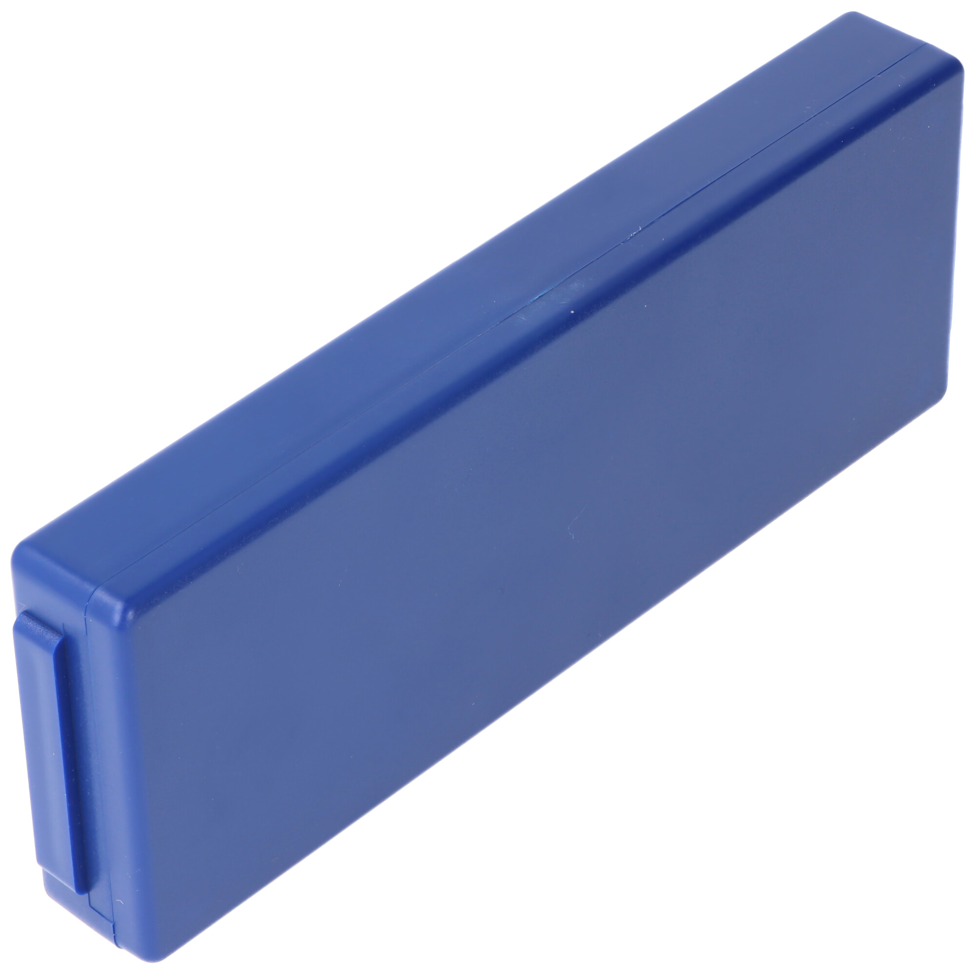 Eine blaue rechteckige Plastikbox auf weißem Hintergrund.
