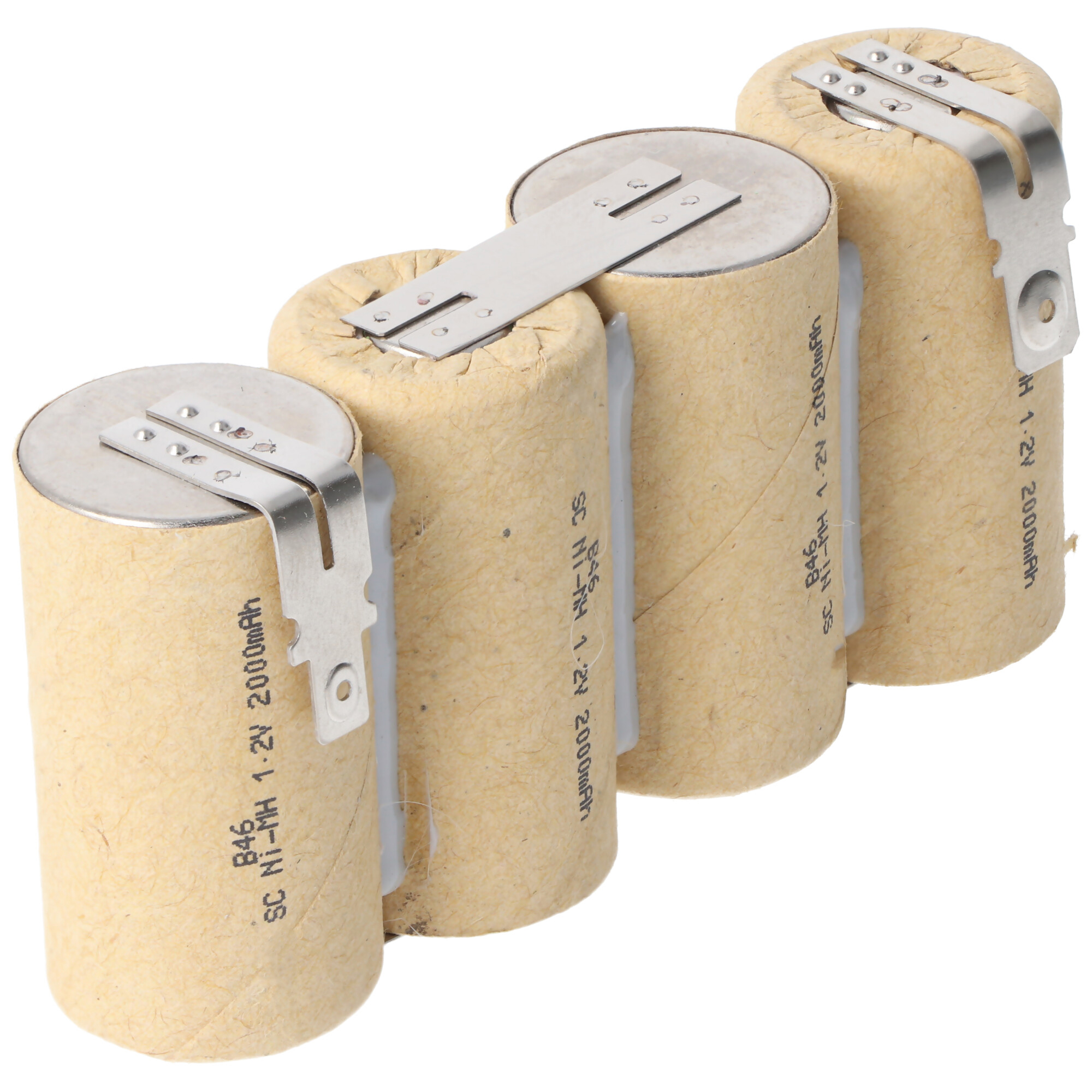 Vier zylindrische Batteriezellen mit Metallkontakten und papierartigen Hülsen sind in einer Reihe angeordnet.