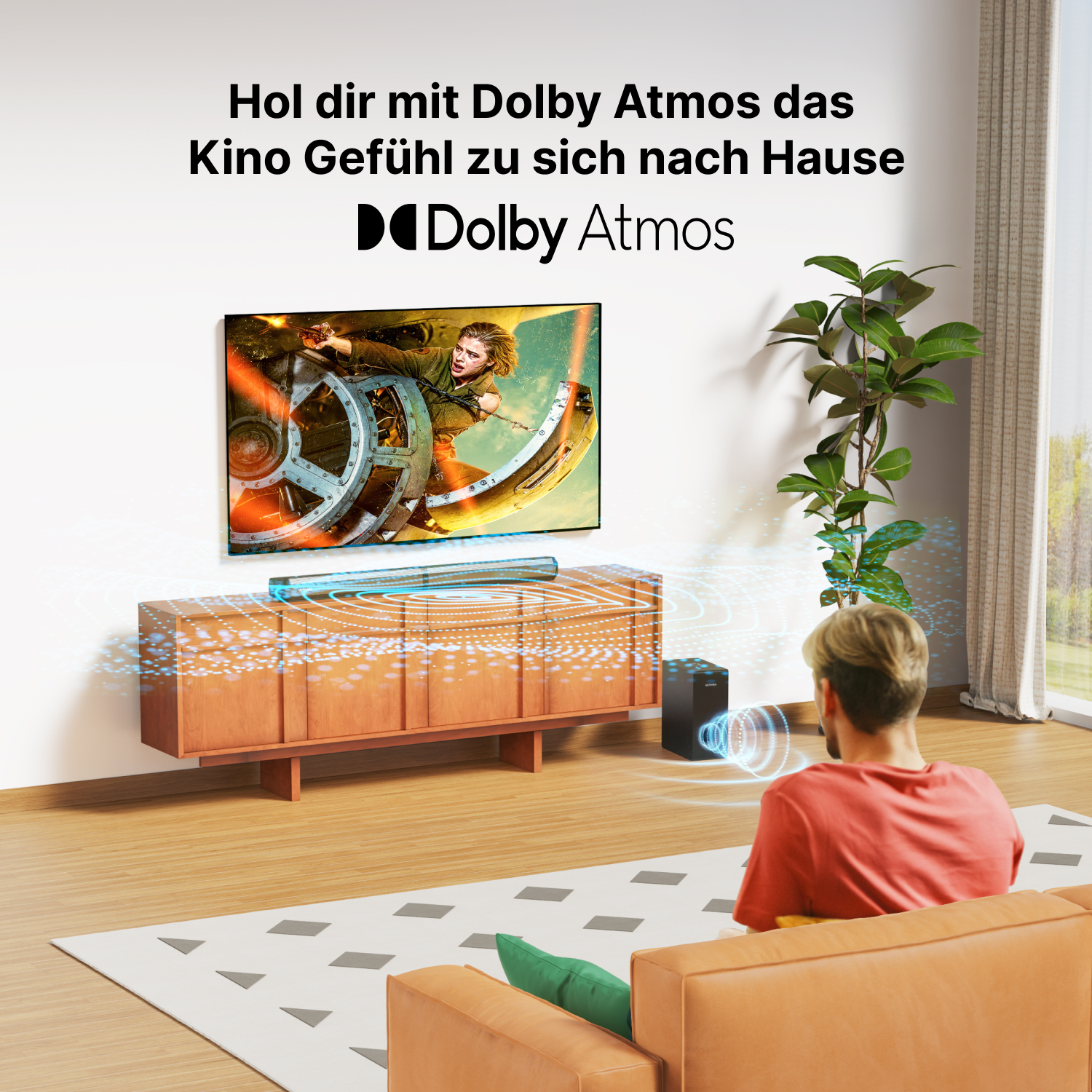Ein Mann sieht fern. Der Fernseher zeigt eine Filmszene. Dolby Atmos Logo über dem Fernseher.