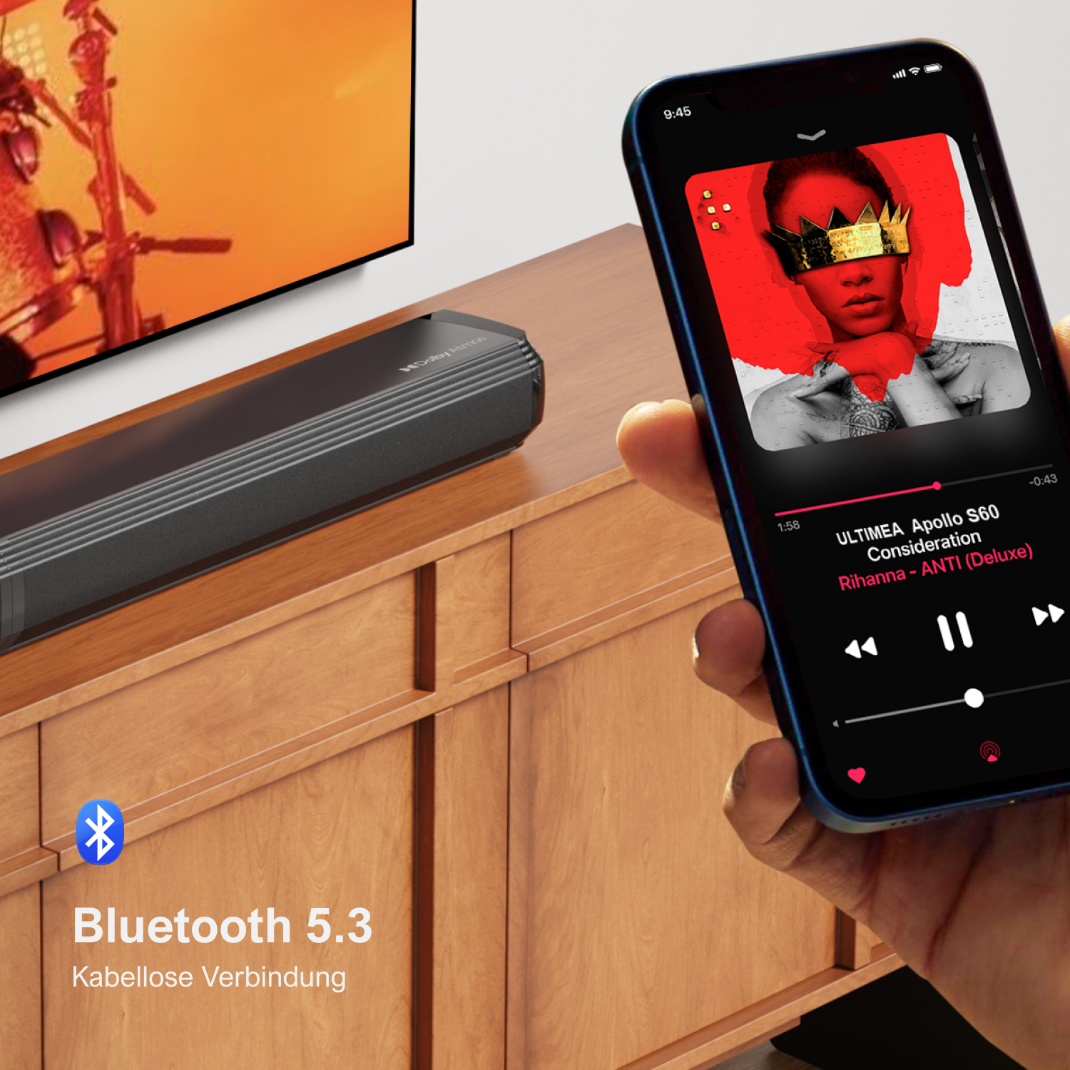 Person hält Telefon, das Musik abspielt. Fernseher und Soundbar im Hintergrund.