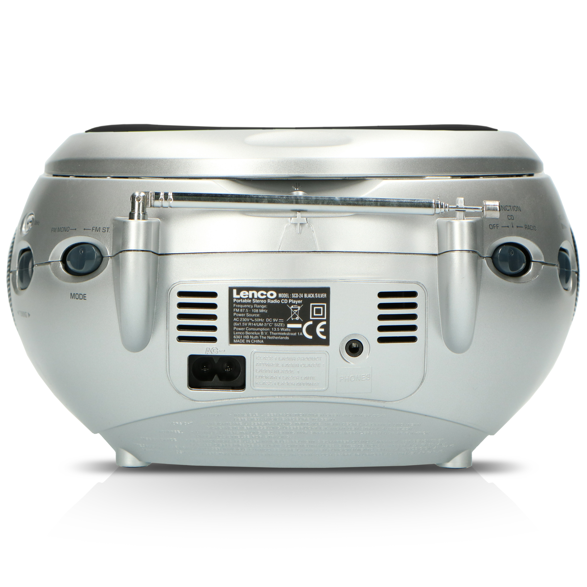Ein silberner tragbarer Stereo-Radio-CD-Player vor weißem Hintergrund.