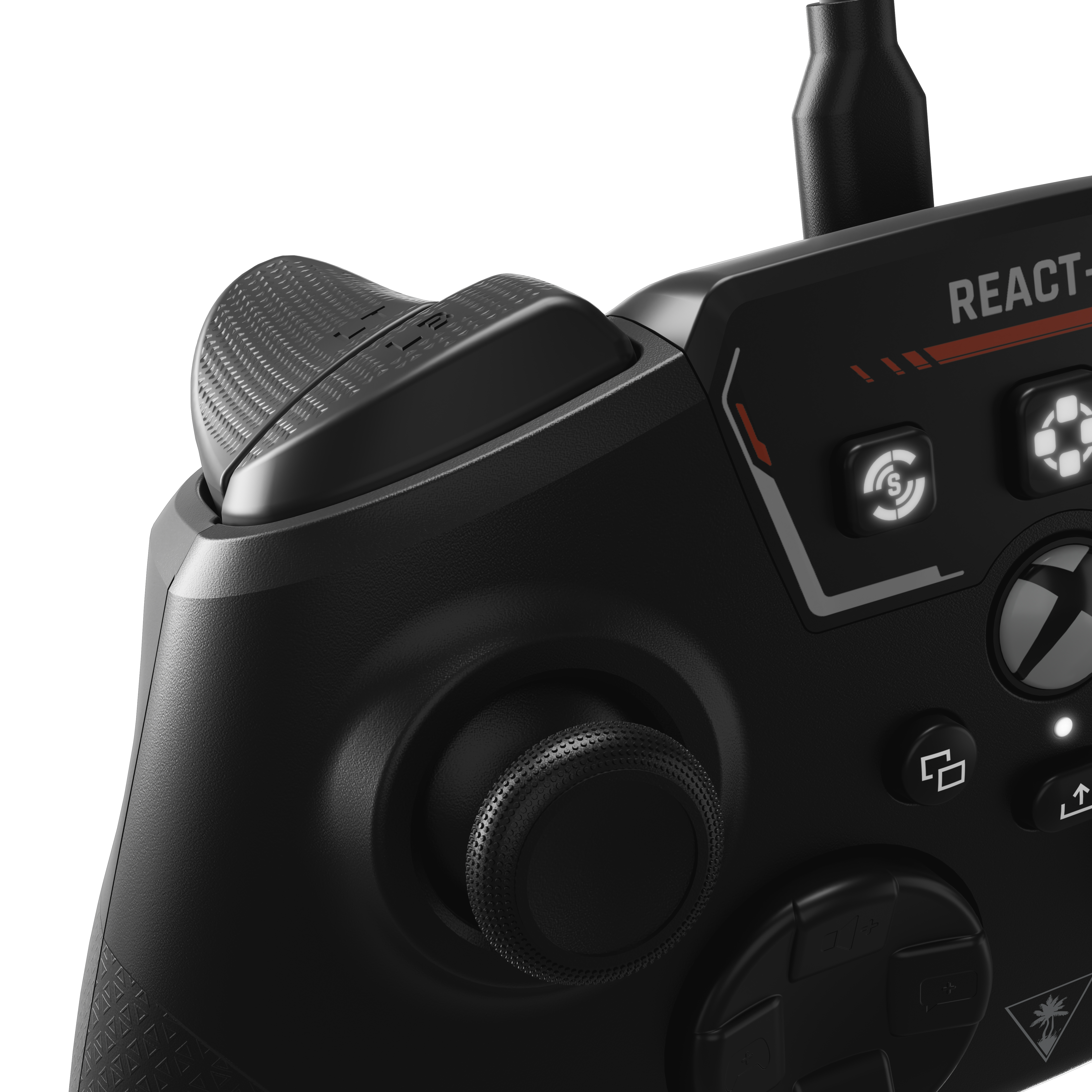 Schwarzer Gamecontroller mit Knöpfen und Thumbsticks, Nahaufnahme. Schwarze und rote Details. Weißer Hintergrund.