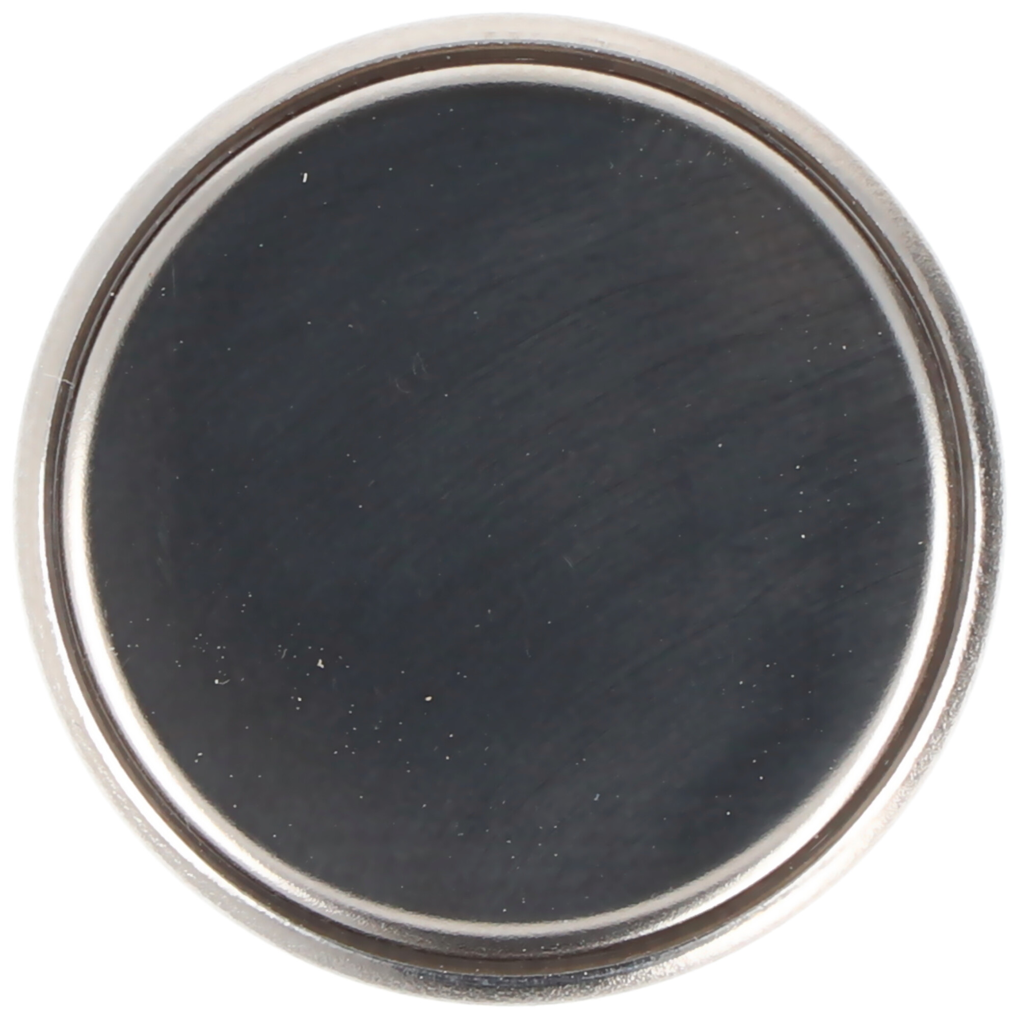 Ein glänzendes, silbernes, kreisförmiges Objekt mit Rand, Draufsicht. Sieht aus wie ein Deckel.