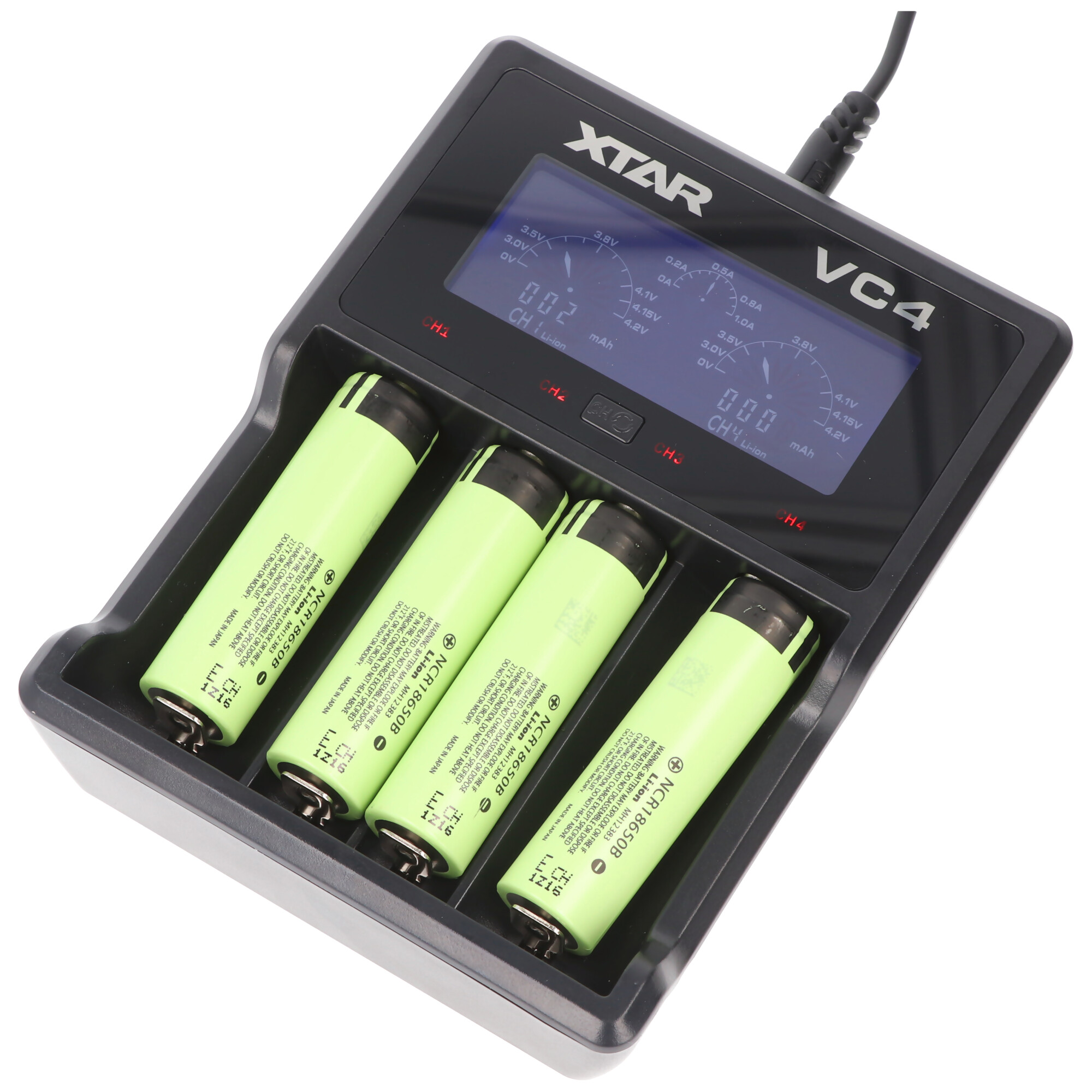 Ein schwarzes Ladegerät mit vier grünen Batterien. Das Ladegerät hat einen Bildschirm.