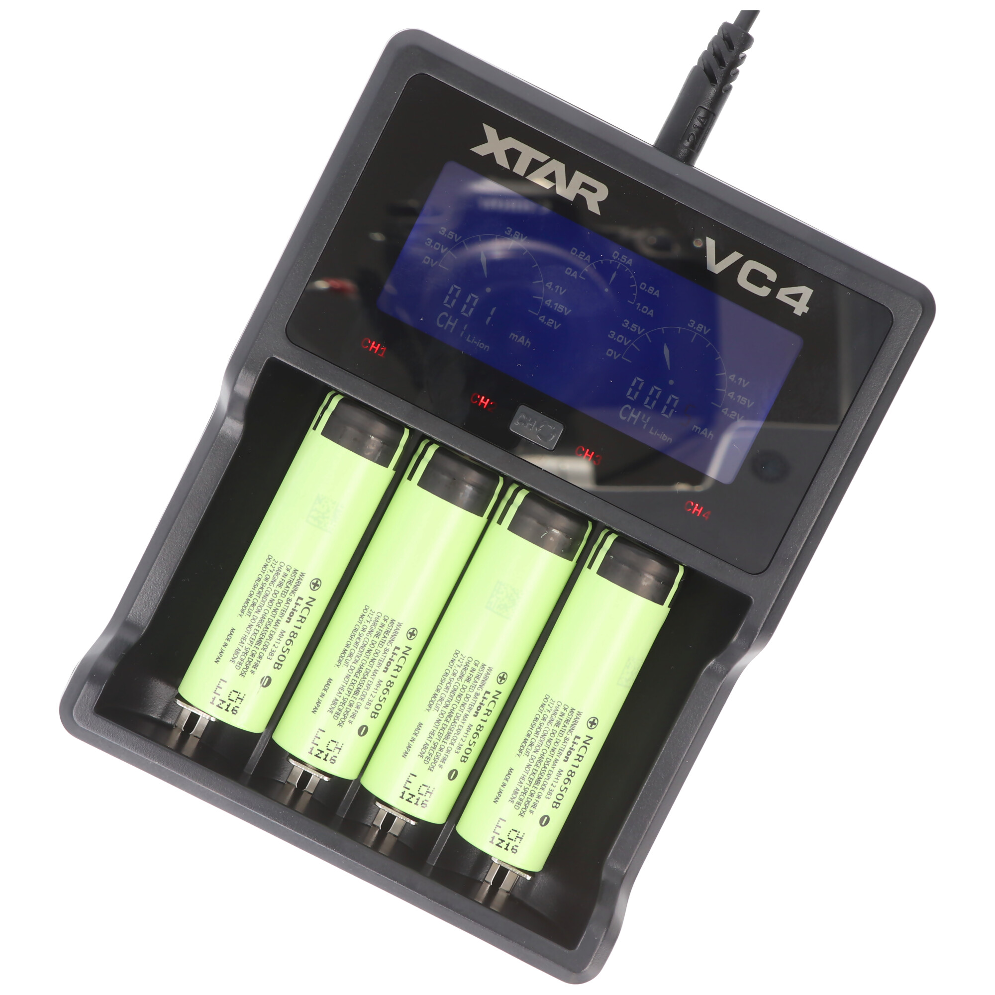 Ein schwarzes Batterieladegerät mit vier grünen Batterien und einem Digitaldisplay.