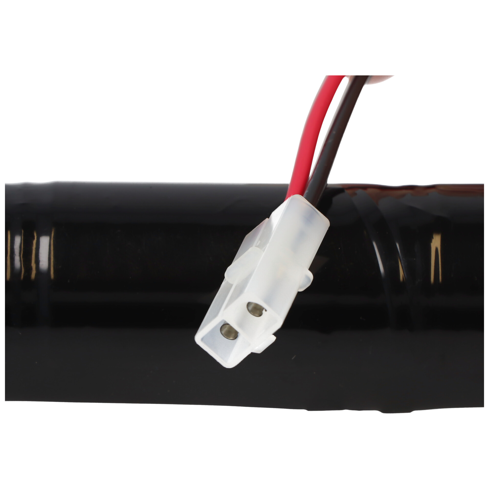 Eine schwarze Batterie mit roten und schwarzen Drähten, die an einen weißen Stecker angeschlossen sind.
