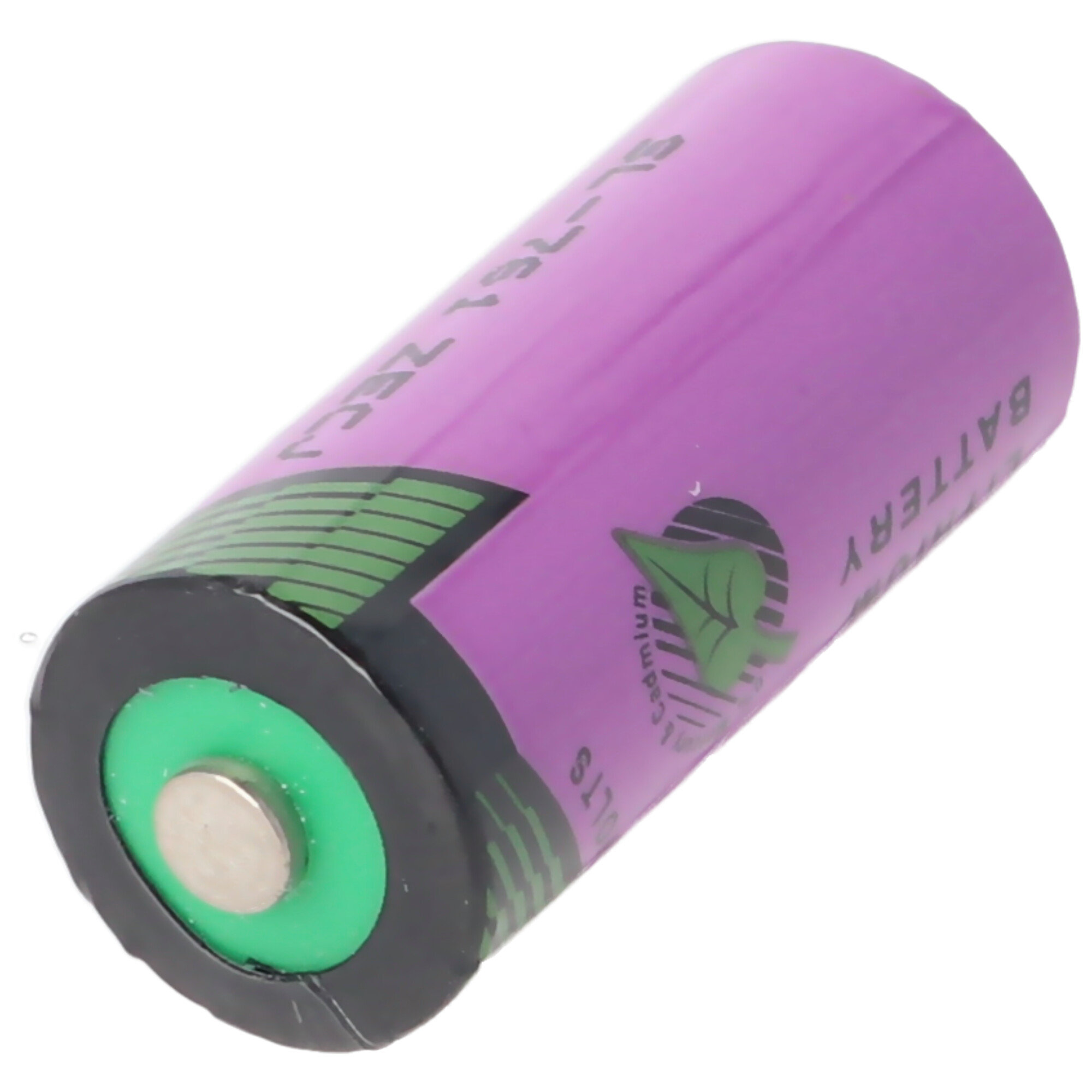 Eine lila zylindrische Batterie mit grünem Ring und metallischem Ende, auf weißem Untergrund.