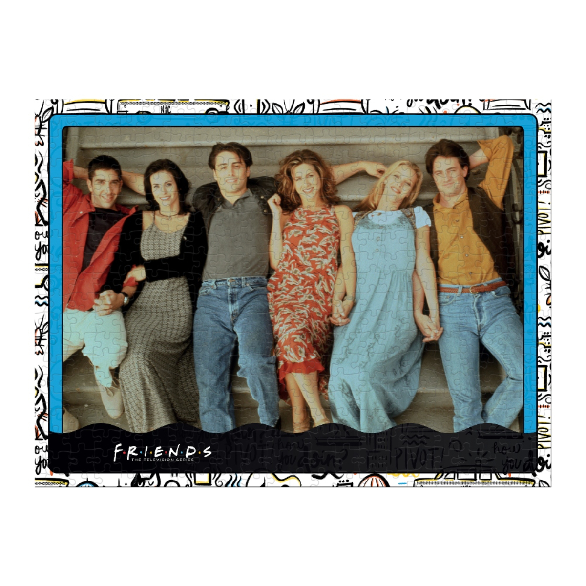 Membri del cast di Friends su un divano. Pezzi di puzzle intorno.