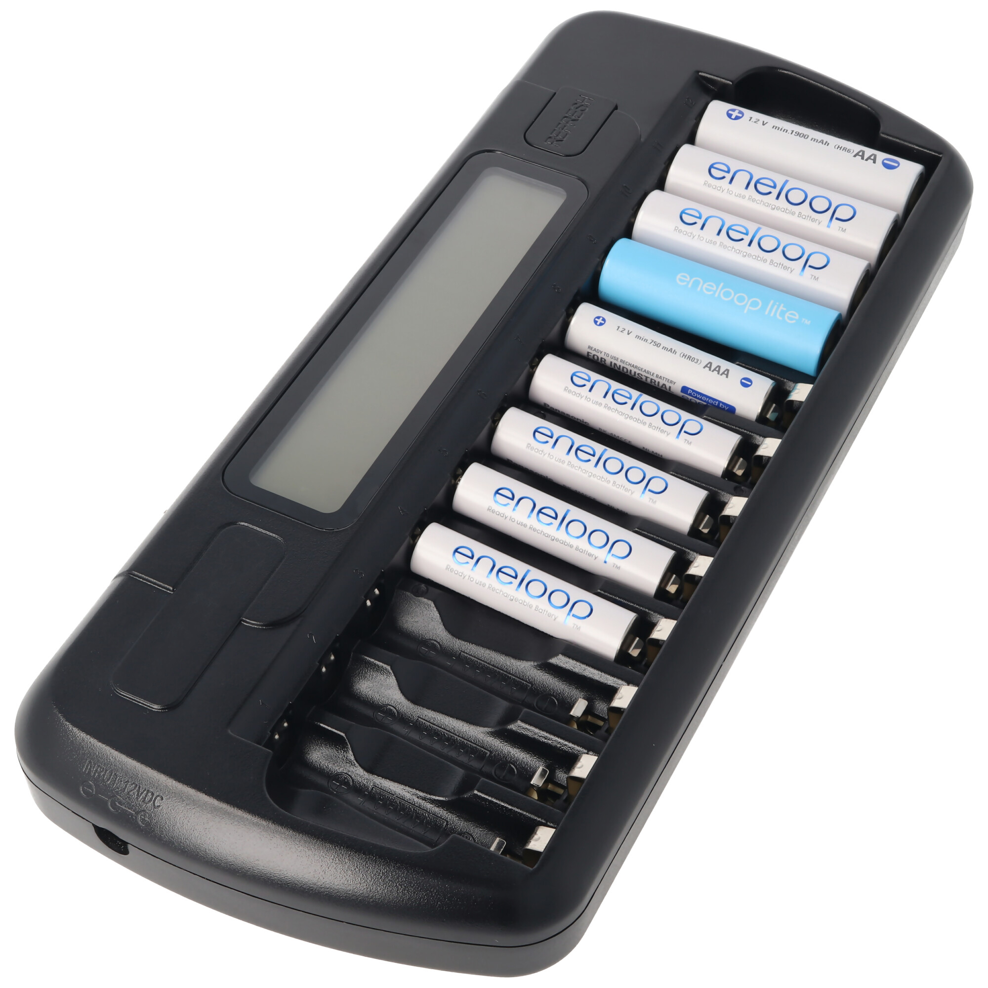 Ein schwarzes Batterieladegerät mit mehreren Schlitzen, in denen weiße und blaue Batterien stecken.