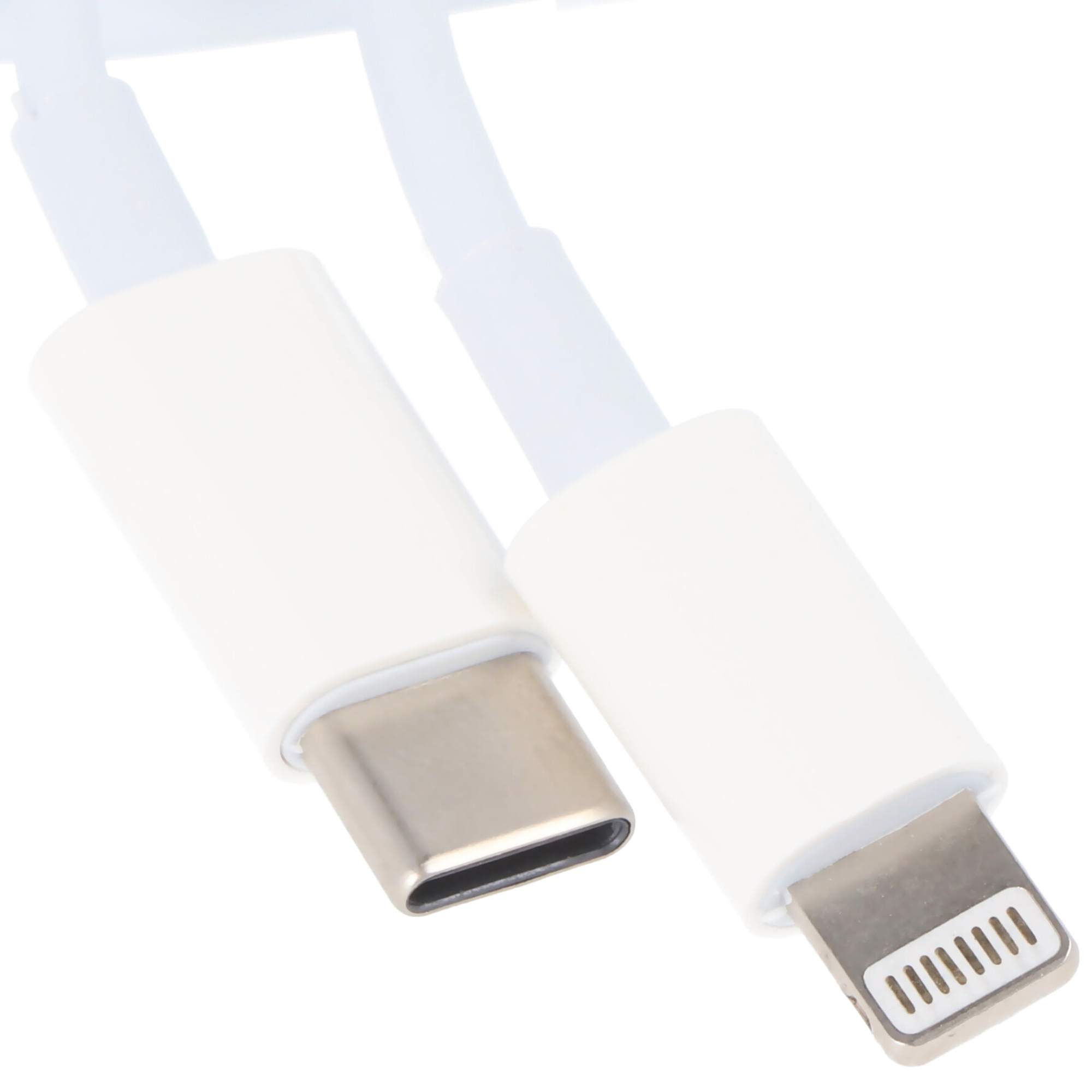 Zwei weiße Ladekabel, ein USB-C- und ein Lightning-Anschluss, vor weißem Hintergrund.