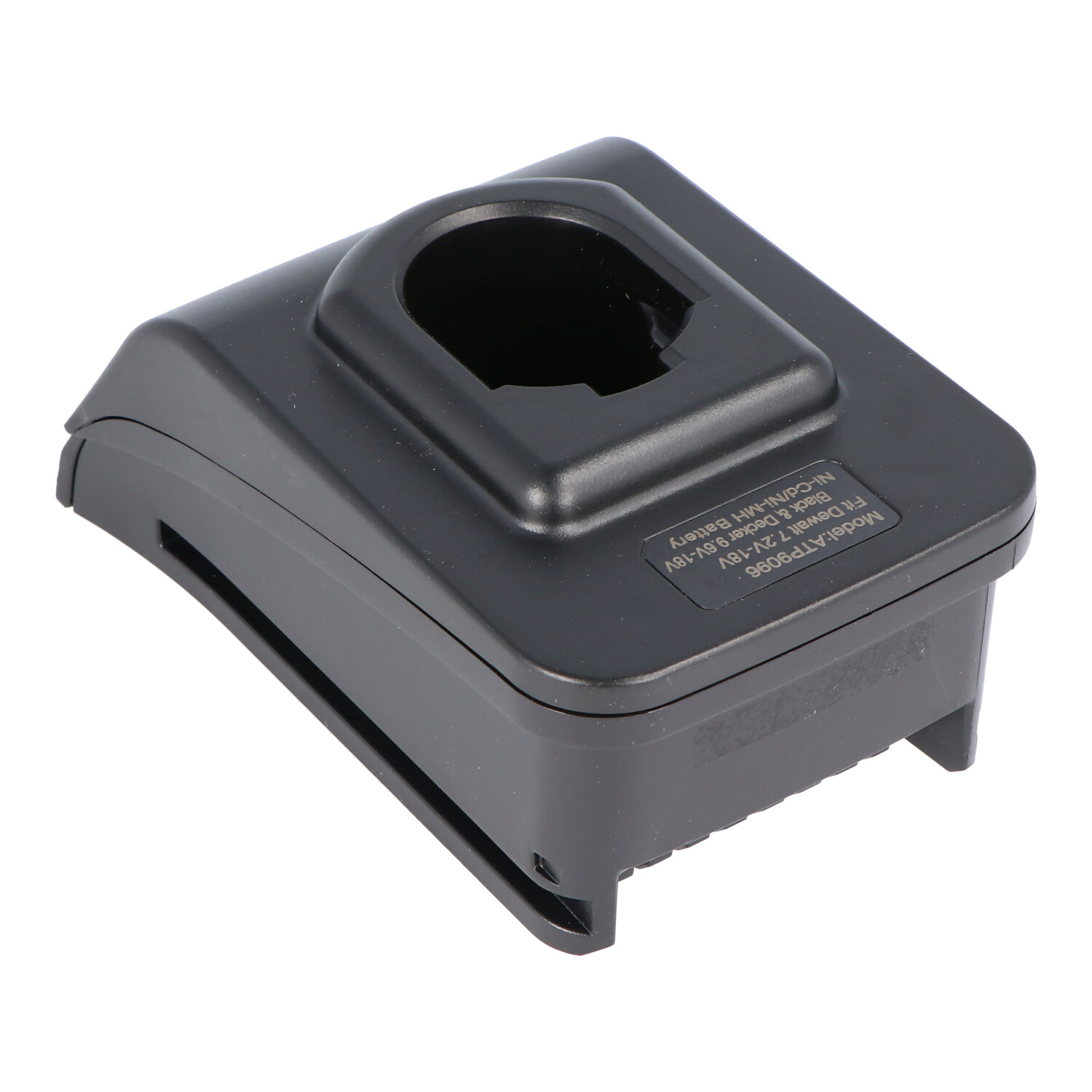 Zwarte batterijlader met een sleuf aan de bovenkant en labels. Geïsoleerd op wit.