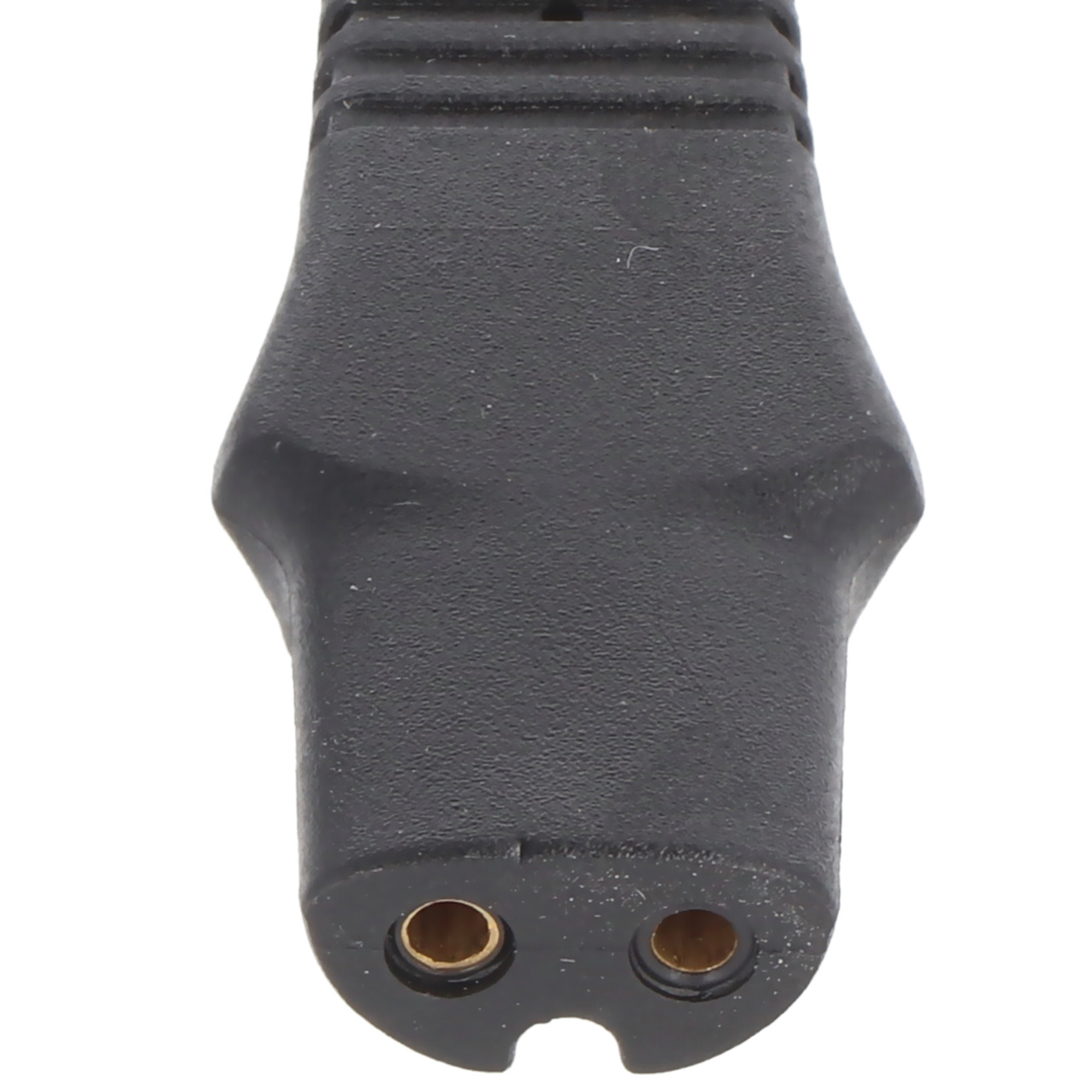 Ein schwarzer Netzadapter mit zwei Löchern. Es ist auf weißem Hintergrund.