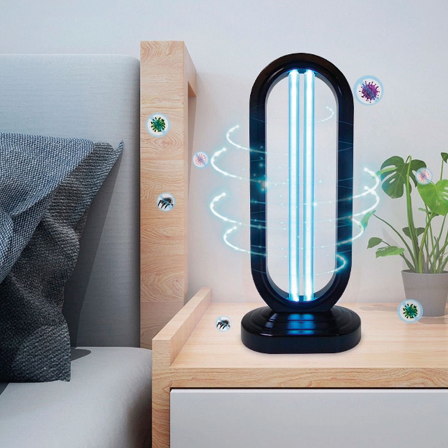 Purificador de aire con luz UV negra sobre una mesita de noche de madera, emitiendo luz azul y rodeado de gérmenes.