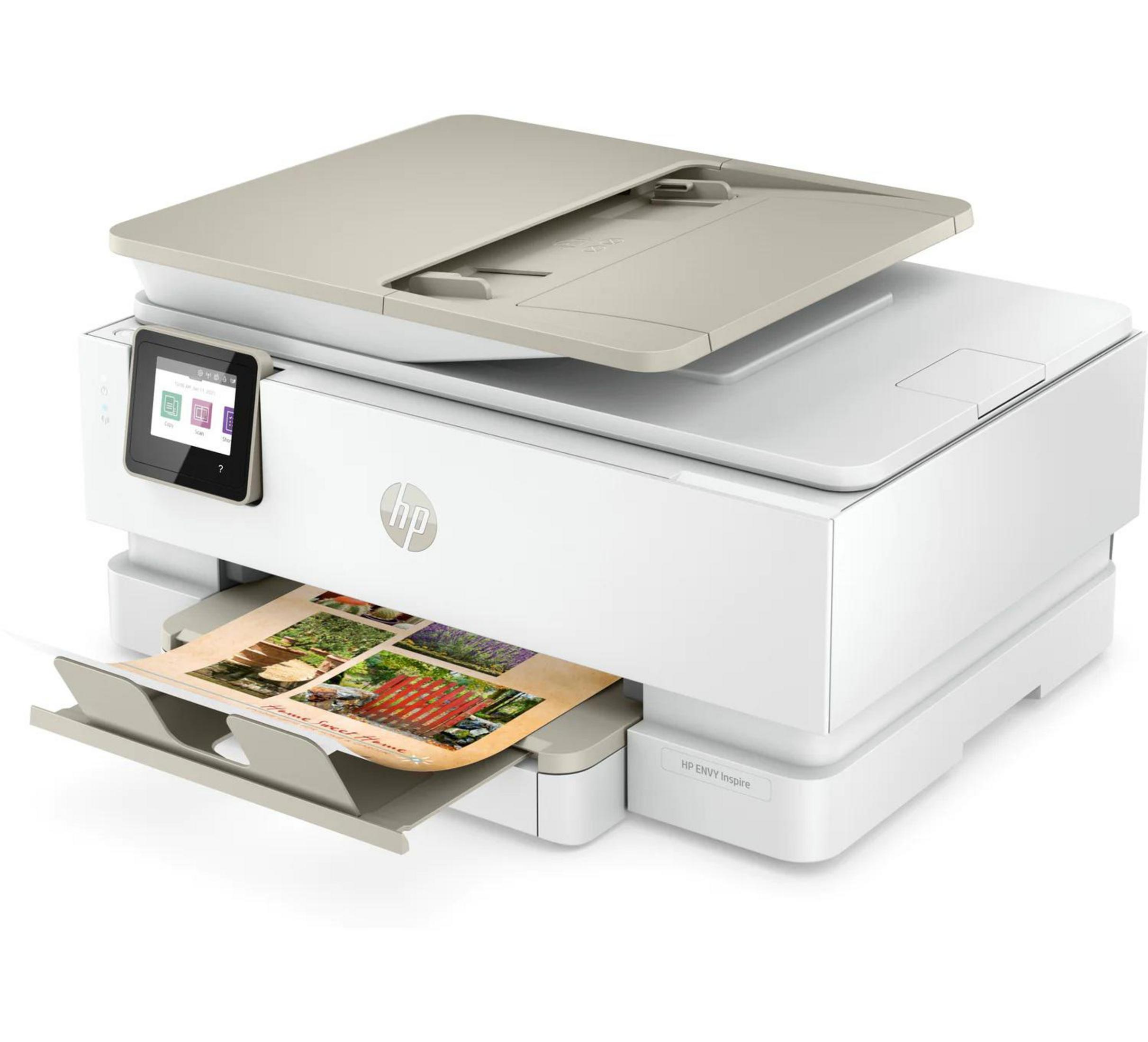 Weißer HP-Drucker mit gedrucktem Dokument. Der Scannerdeckel ist geöffnet.