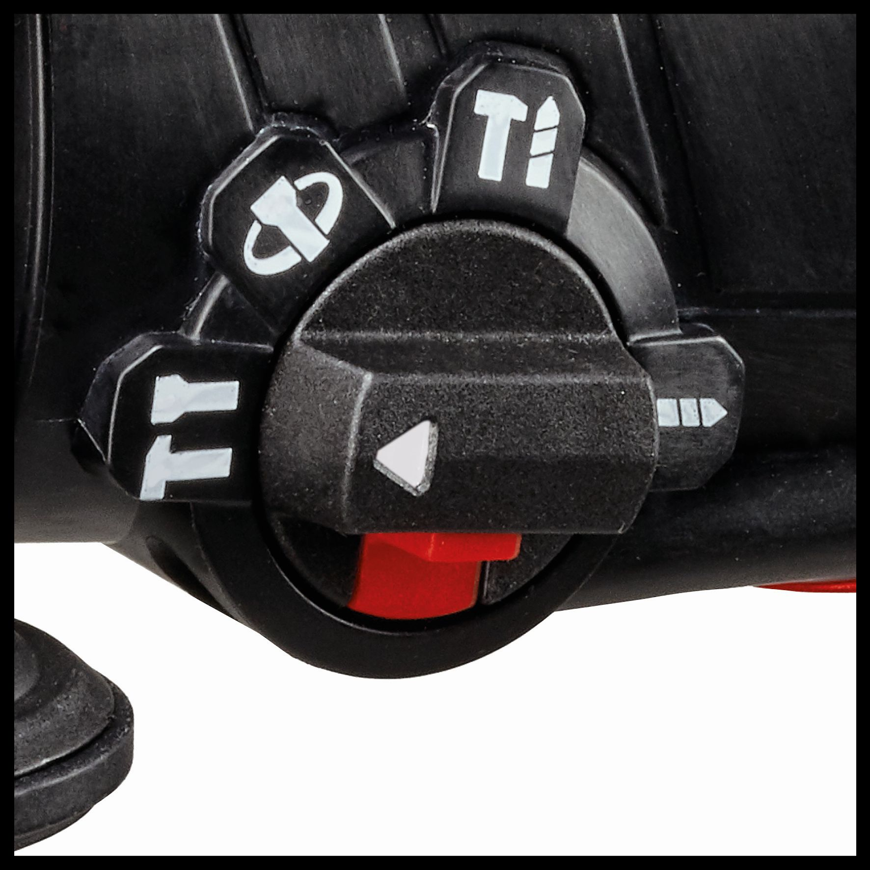 Zbliżenie pokrętła sterowania narzędzia. Jest czarne z białymi oznaczeniami i czerwonym przełącznikiem.