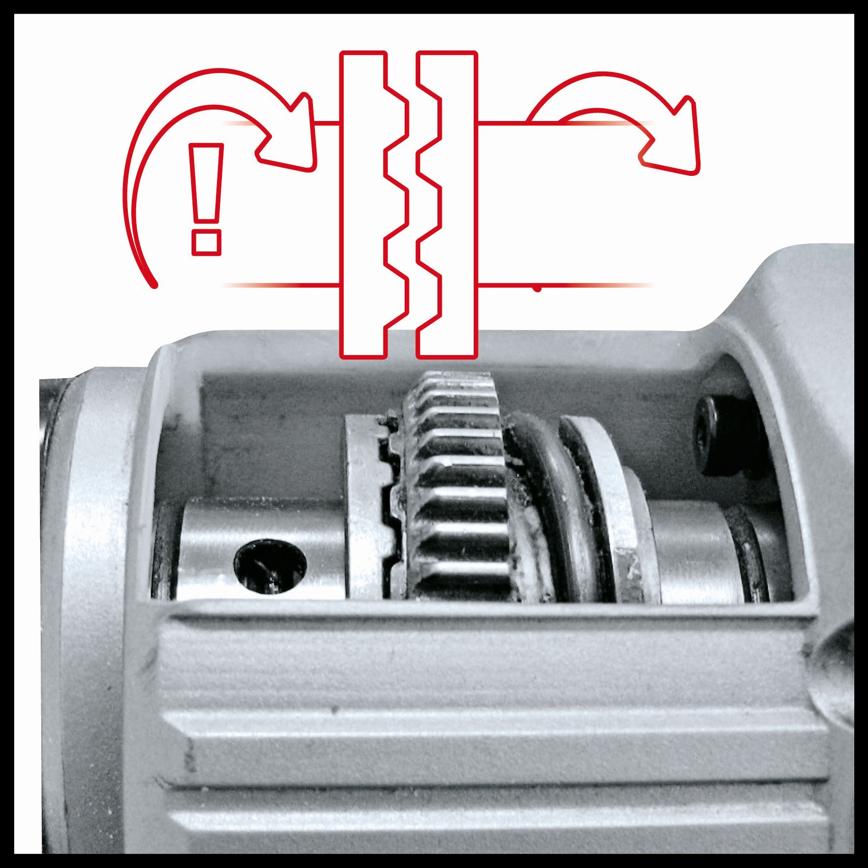 Ilustracja mechanizmu zębatego z czerwonymi strzałkami wskazującymi obrót i wykrzyknikiem. Szczegół maszyny.
