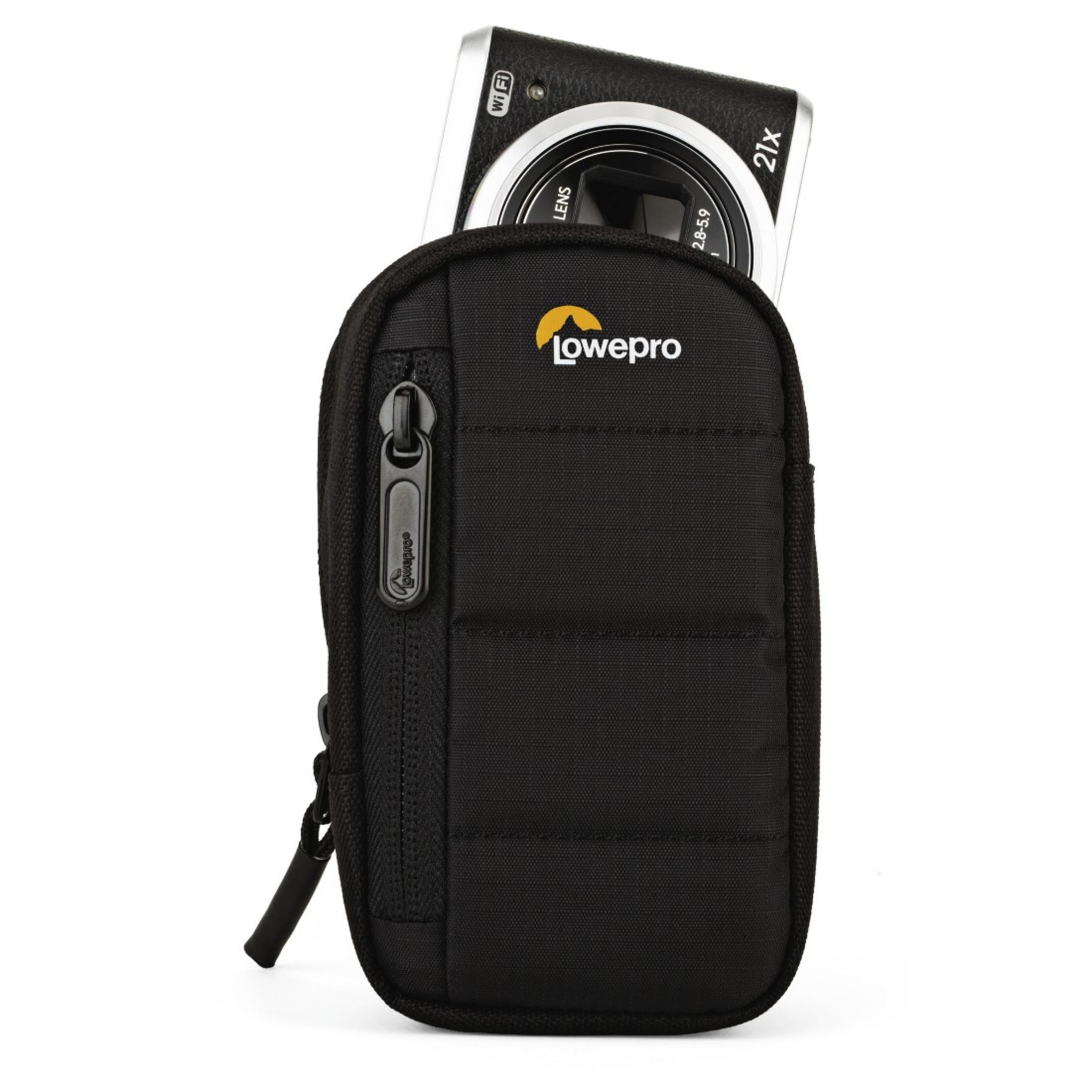 Eine schwarze Kameratasche mit Kamera, Reißverschluss und lowepro-Logo. Weißer Hintergrund.