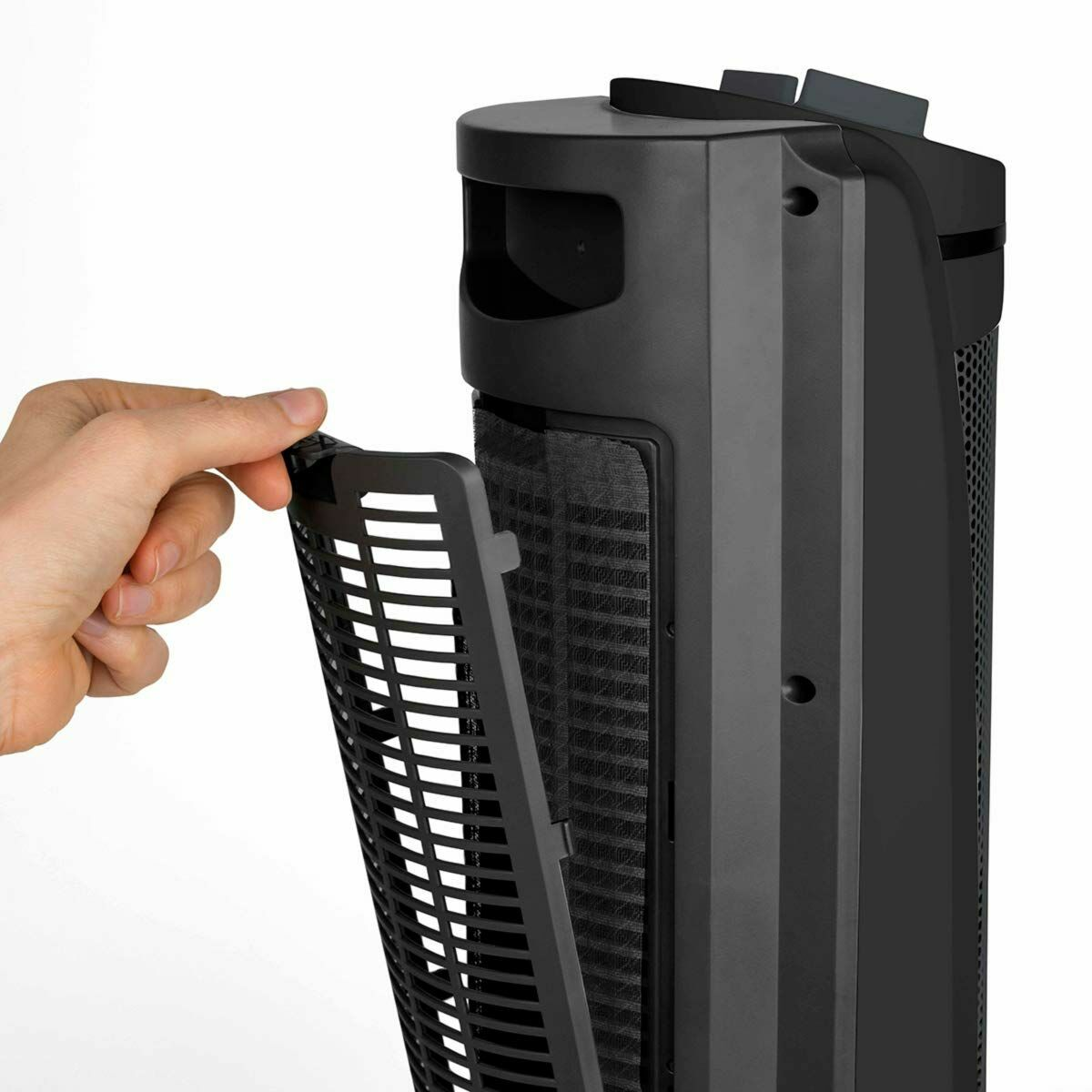 Osoba zdejmuje osłonę filtra z czarnego wentylatora wieżowego. Wentylator jest na białym tle.