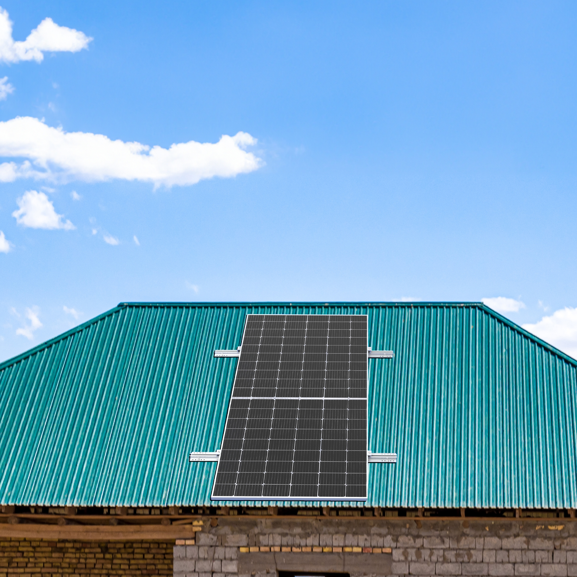 Solarpaneele auf einem türkisblauen, gewellten Metalldach vor blauem Himmel mit Wolken.