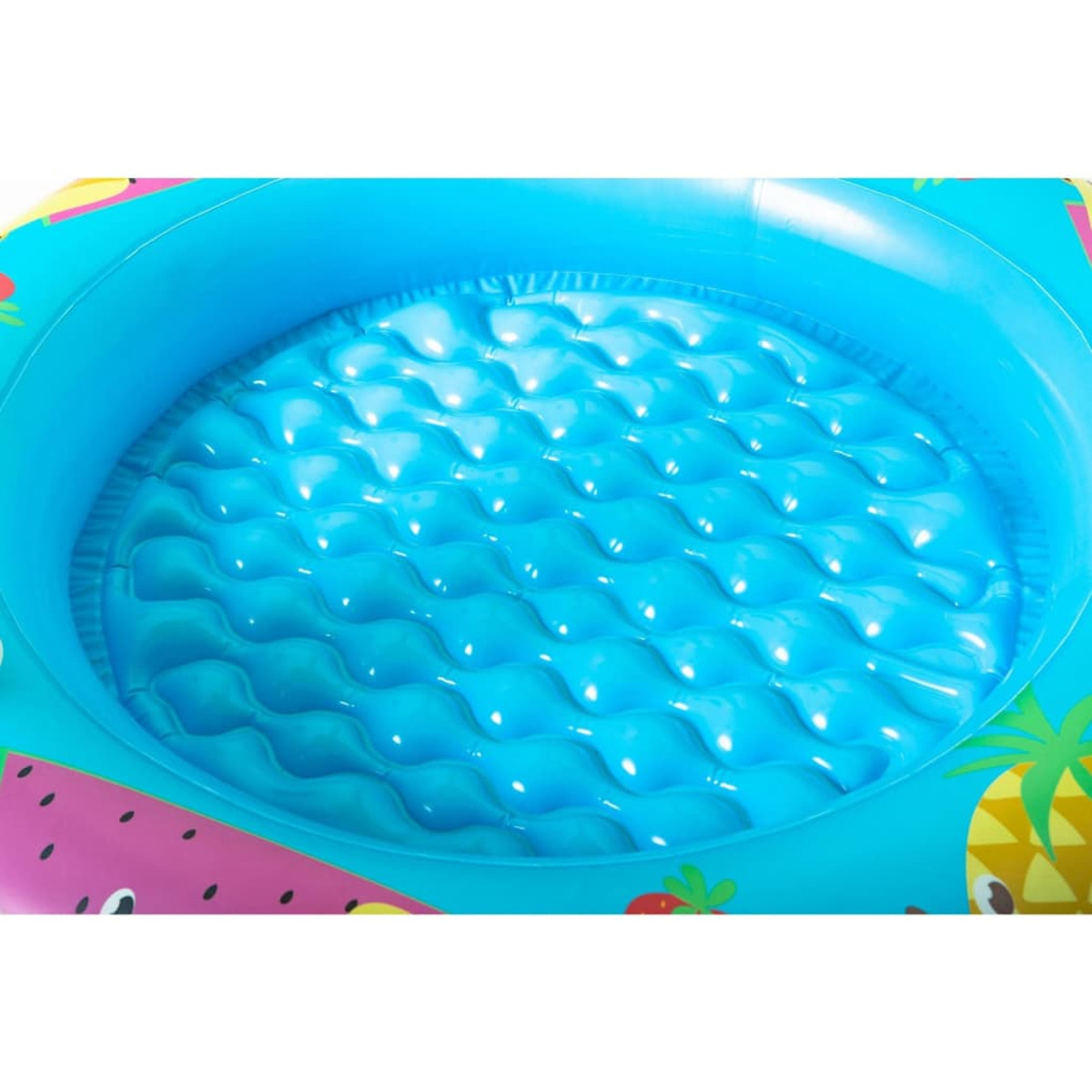 Blauer aufblasbarer Pool mit Fruchtdesign. Draufsicht zeigt das Innere mit Blasenstruktur.