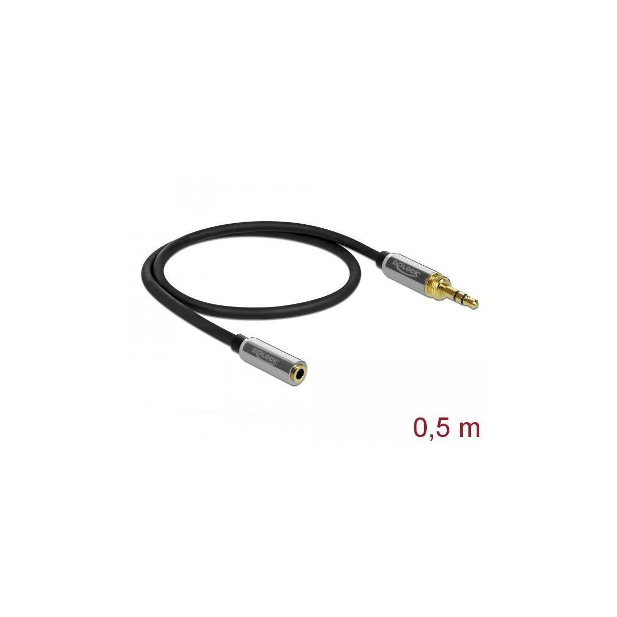 Schwarz-goldenes 0,5m Audiokabel mit 3,5mm Klinke und Stecker auf Weiß.