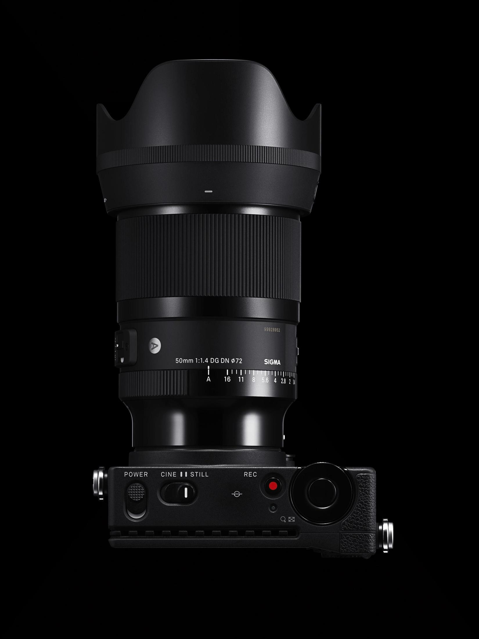 Een zwarte camera en lens. De camera heeft instellingen en knoppen. De achtergrond is zwart.