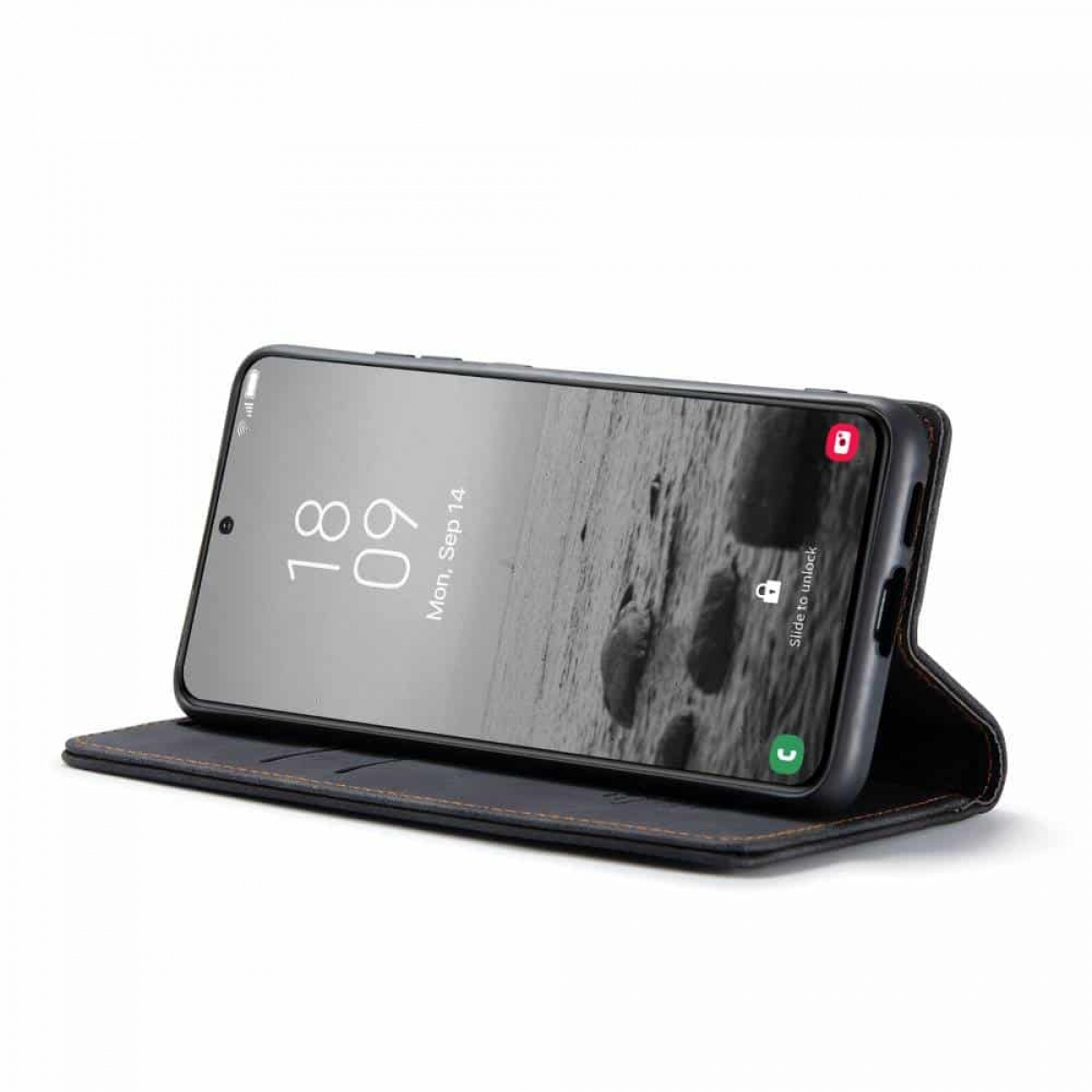 Smartphone mit geöffnetem Etui, zeigt Uhrzeit und Datum. Schwarzes Etui mit braunen Nähten.