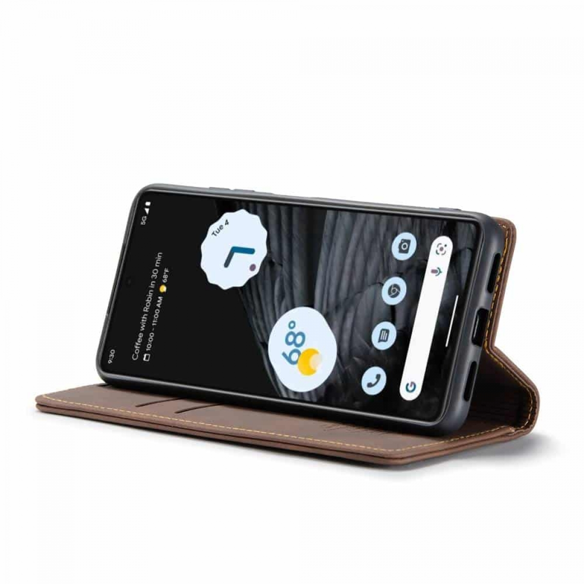 Ein Smartphone in einer braunen Lederhülle, geöffnet, zeigt den Bildschirm mit App-Symbolen und einem Uhr-Widget.