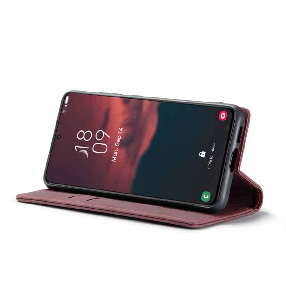 Ein Smartphone in einer weinroten Lederhülle, das einen Sperrbildschirm mit Uhrzeit zeigt.