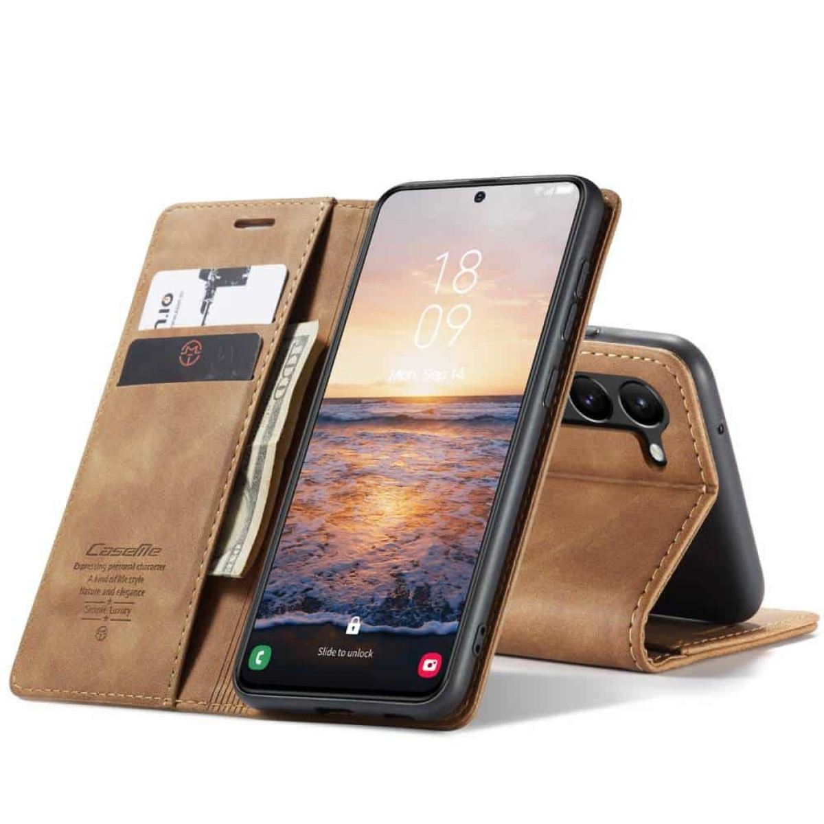 Geöffnete braune Leder-Handyhülle, Telefon mit Datum und Geld. Weißer Hintergrund.