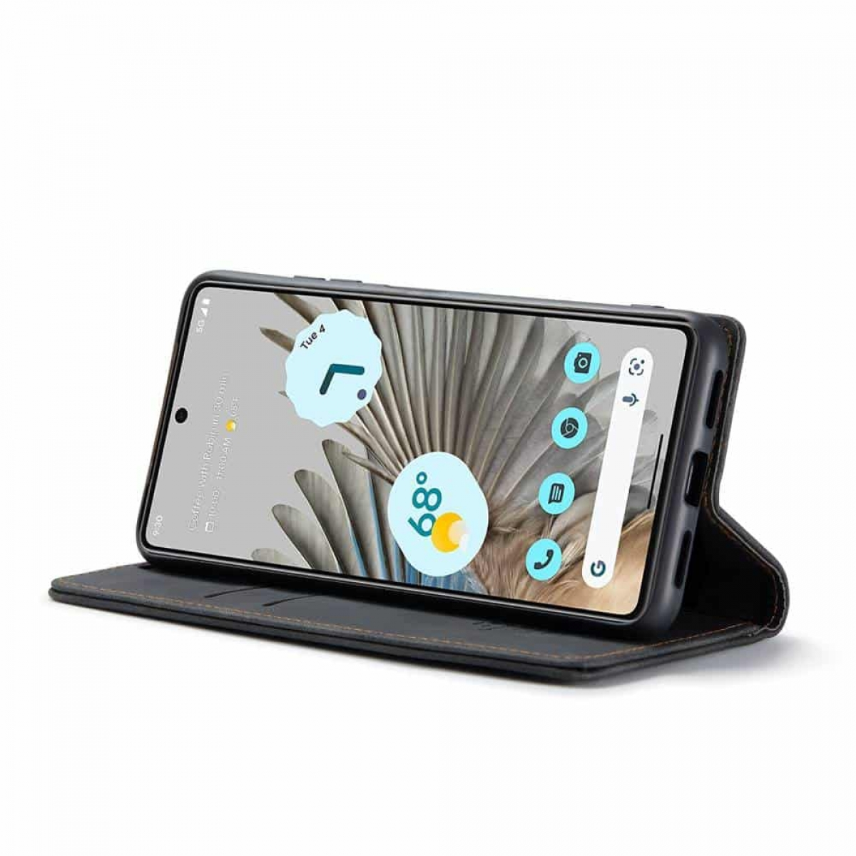Telefon in brauner Hülle, aufgestellt. Der Bildschirm zeigt eine Wetter-App.
