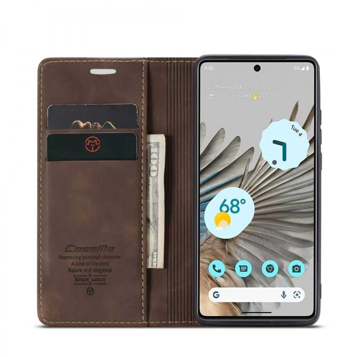 Geöffnete braune Leder-Handyhülle mit Telefon darin. Karten und Geld darin. Telefon zeigt App-Symbole.