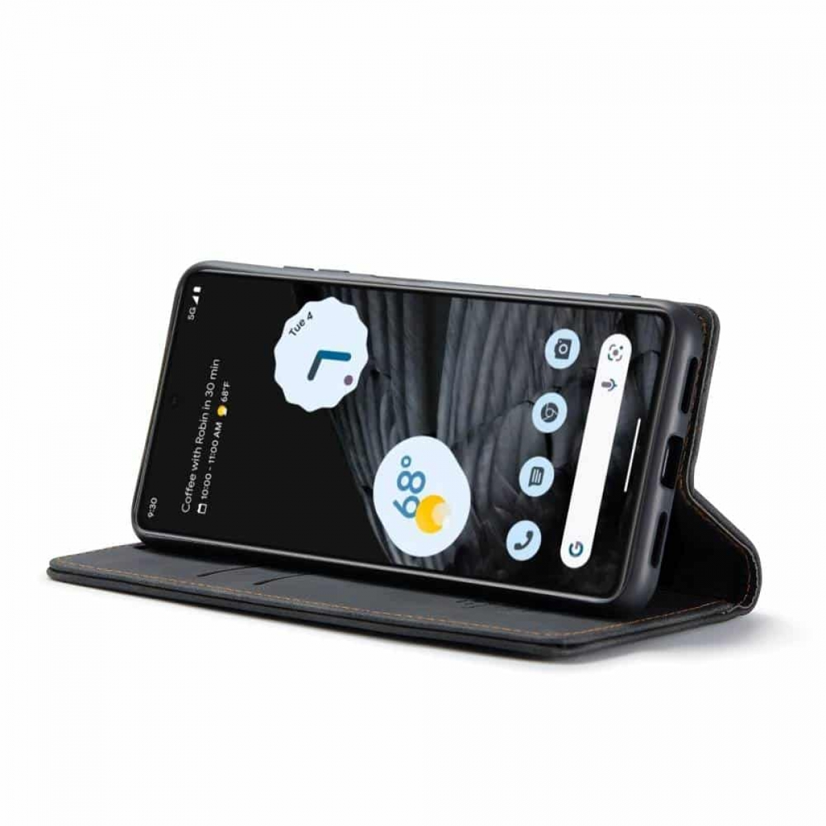 Schwarzes Telefon in einer Lederhülle. Das Telefon zeigt Apps und eine Uhrzeit an.