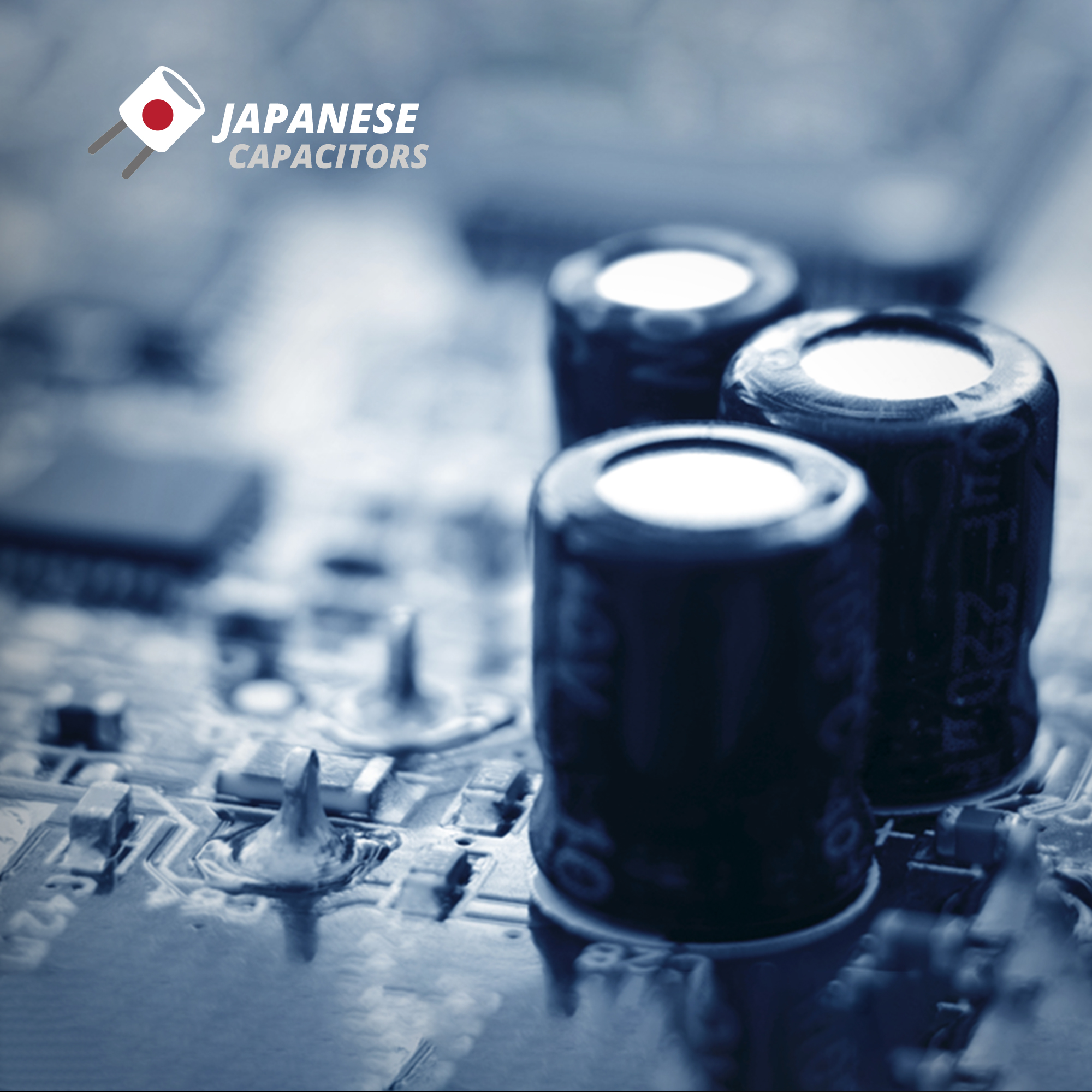 Zbliżenie kondensatorów na płytce obwodu. Widoczny tekst 'JAPANESE CAPACITORS'.