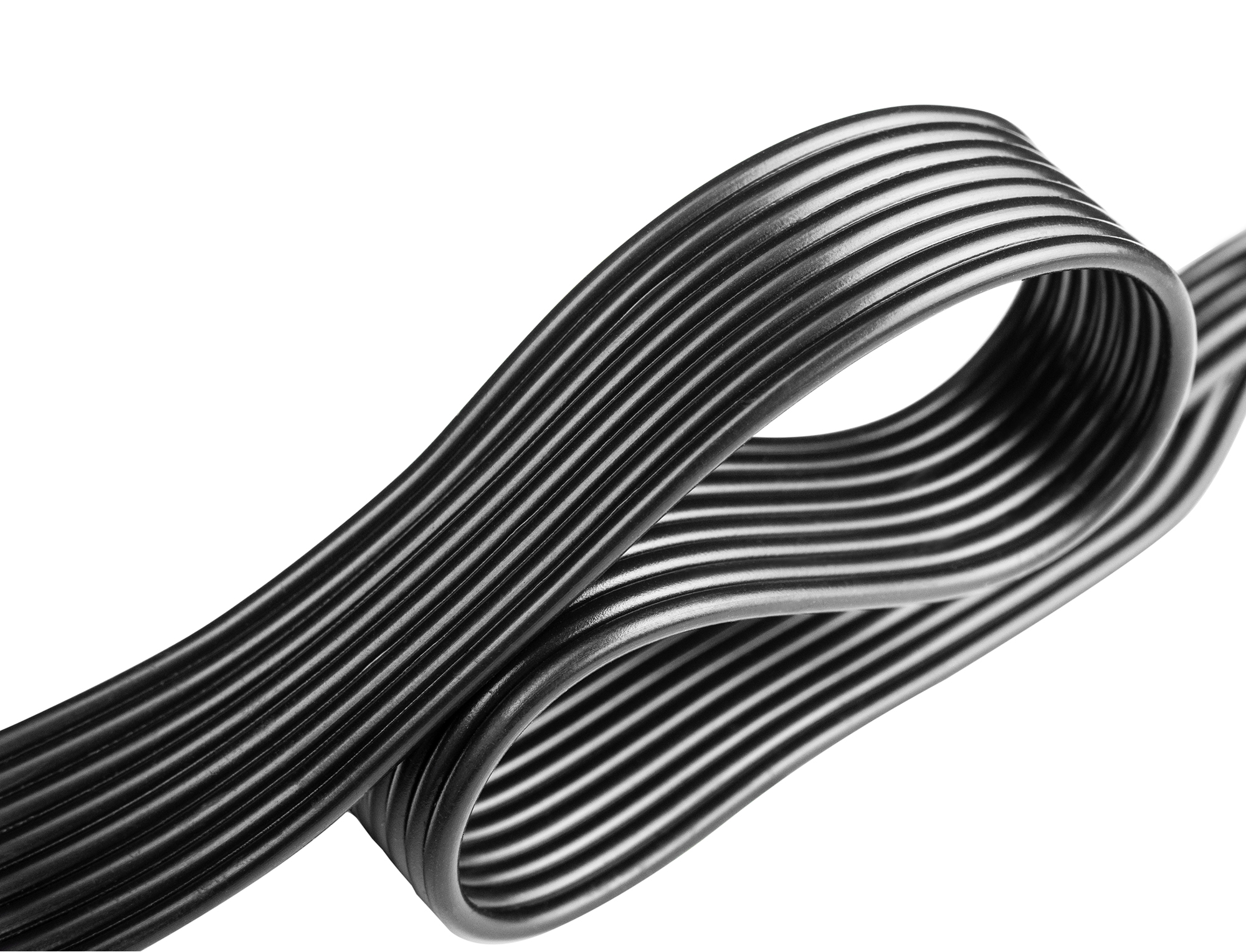 Czarny kabel z wieloma równoległymi liniami, zakrzywiony na białym tle.