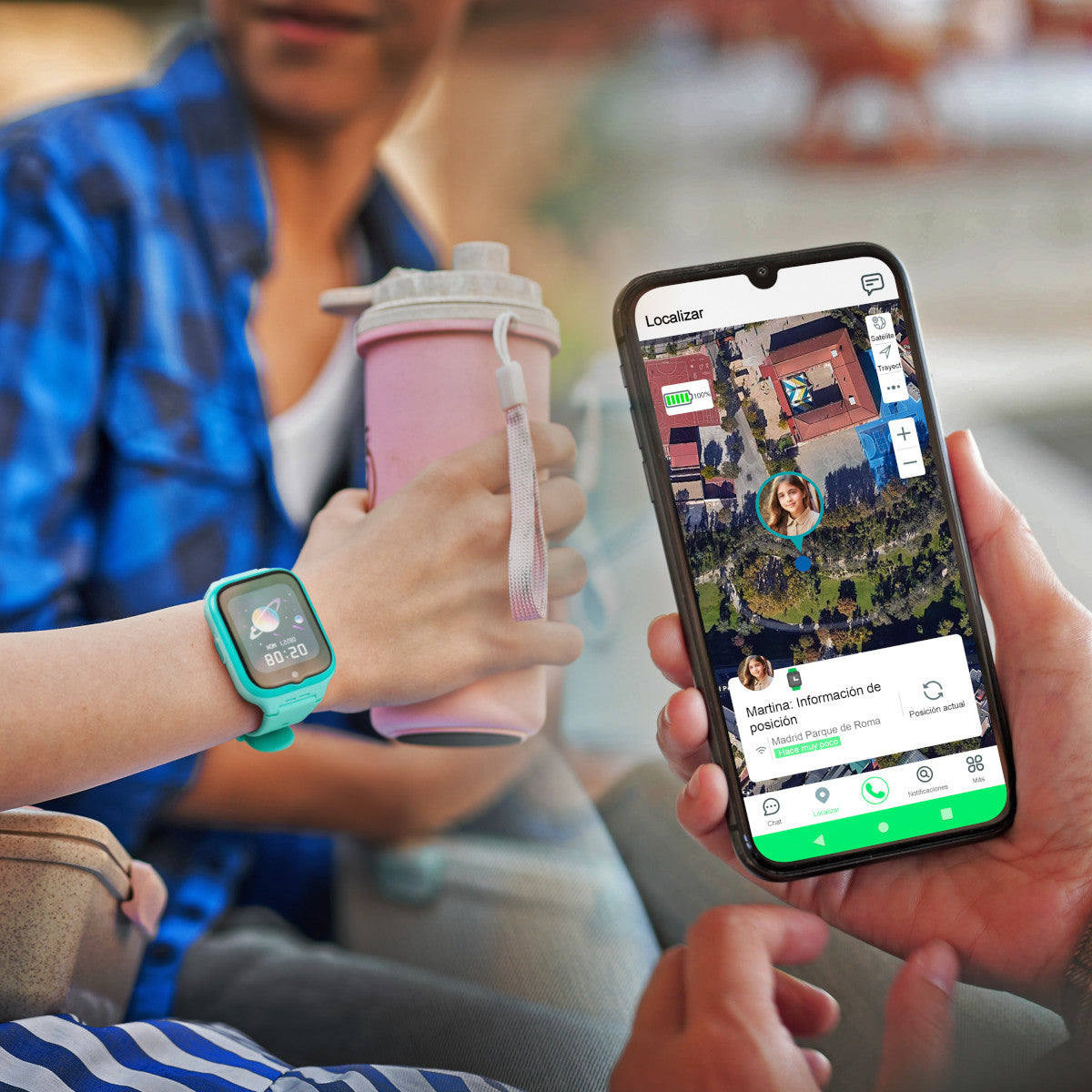 Zwei Personen mit Smartwatch und Telefon, das eine Kartenanwendung zeigt. Einer hält eine rosa Wasserflasche.