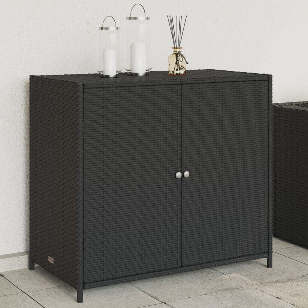 Ein schwarzer Outdoor-Aufbewahrungsschrank. Er ist kastenförmig mit zwei Türen und steht auf kurzen Beinen.