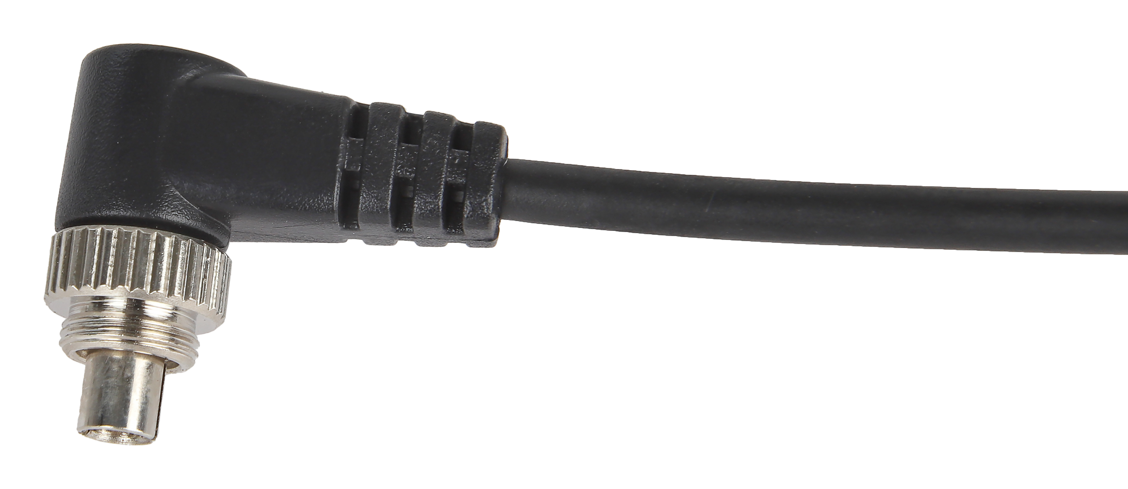 Ein schwarzes Kabel mit einem Winkelstecker und einem silbernen Stecker. Auf weißem Hintergrund.