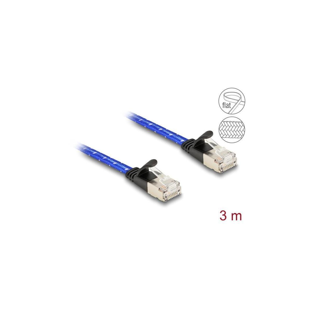 Zwei blaue Netzwerkkabel. Der Hintergrund ist weiß.